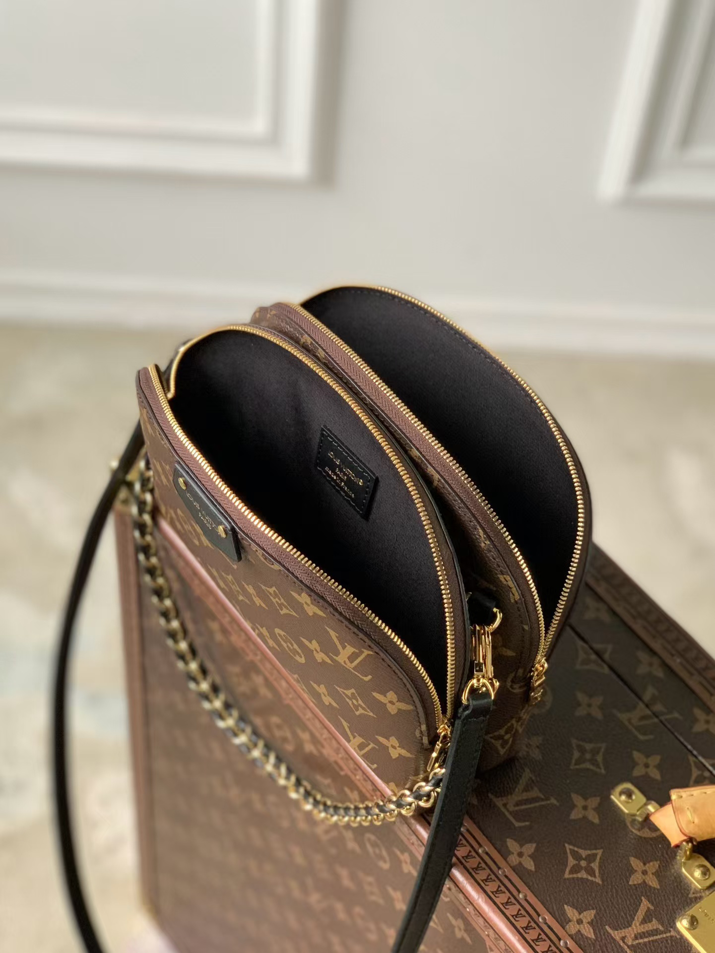 Louis Vuitton Alma Monogram Canvas Crossbody Bag - Image 8