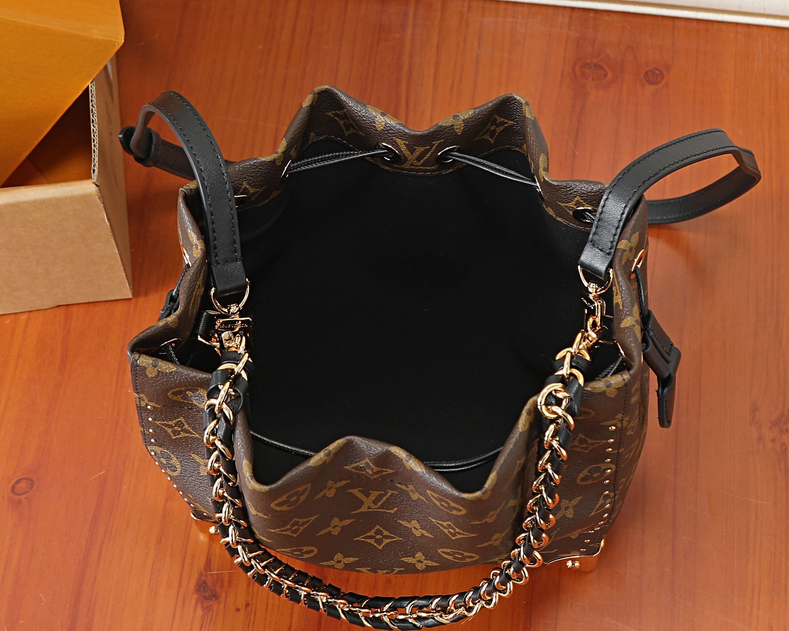 Louis Vuitton Noé Trunk Monogram Canvas Crossbody Bag - Image 8