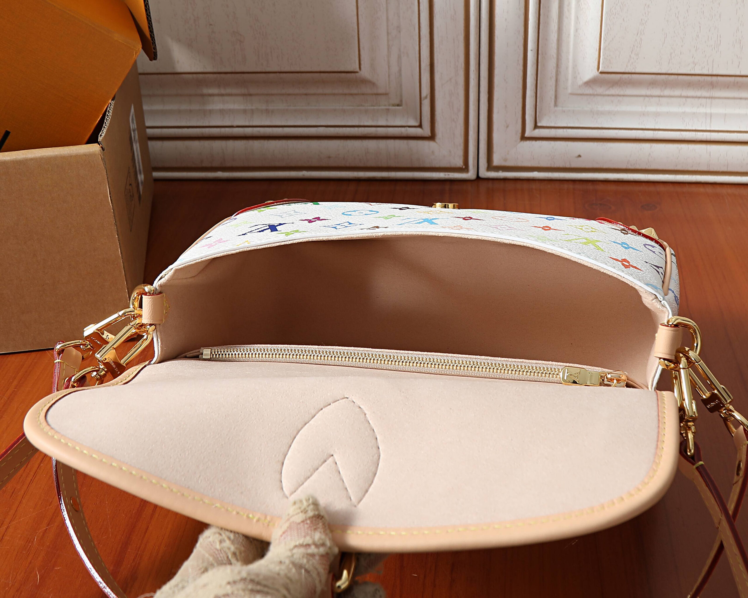 Louis Vuitton Diane Small Handbag in Monogram Canvas, Model M27866 - Image 8