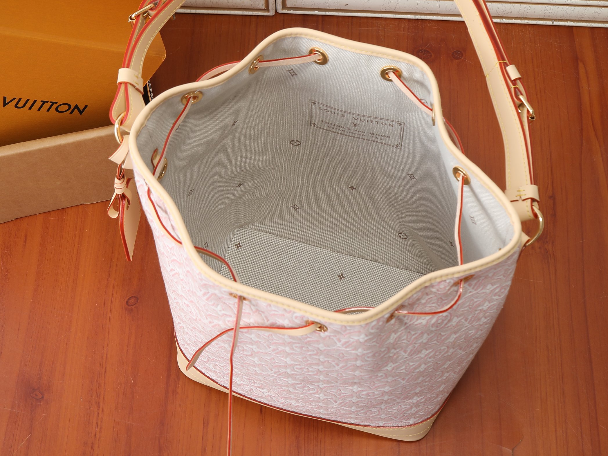 Louis Vuitton Noé Handbag in Monogram Emblème Canvas - Image 8