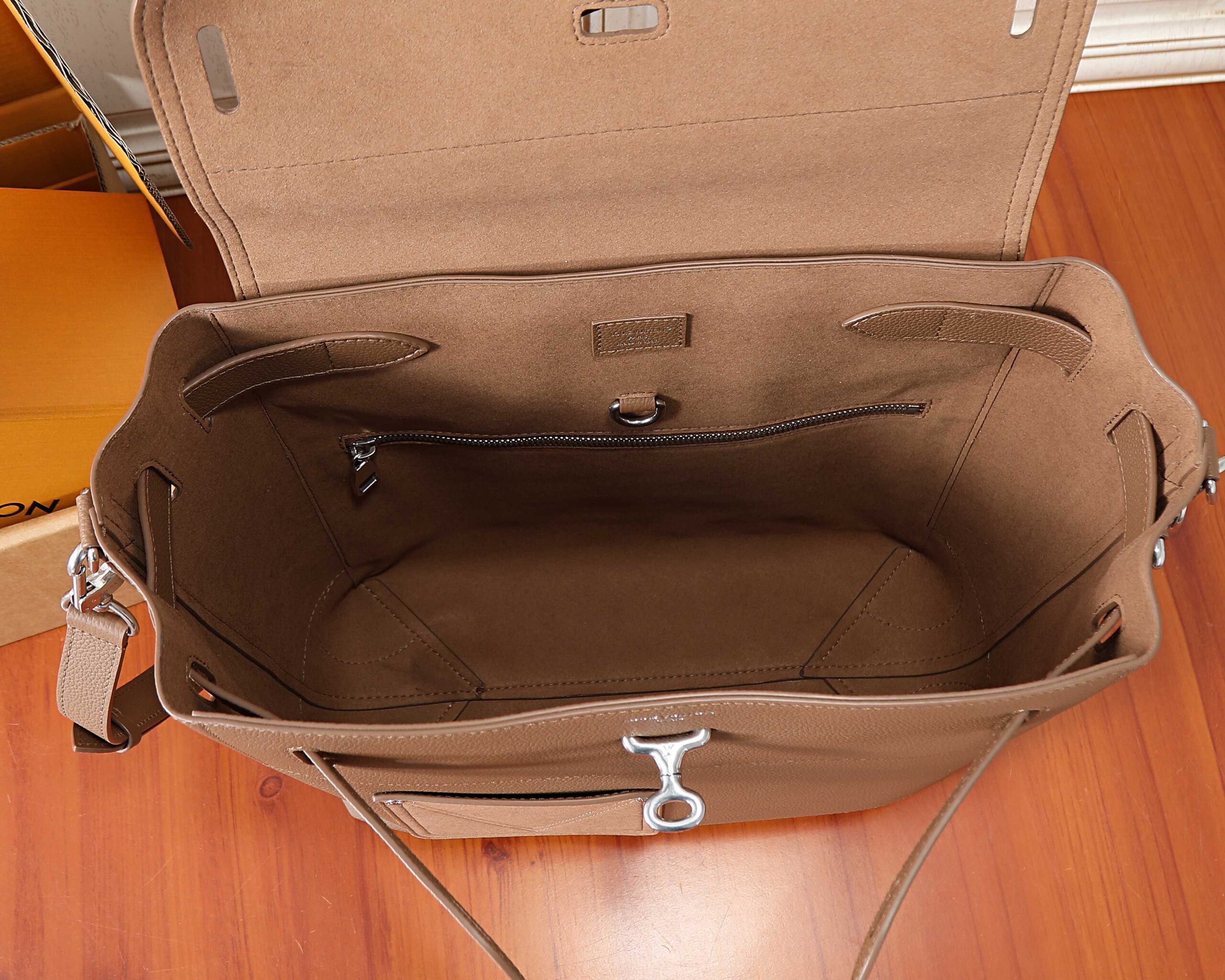 Louis Vuitton Steamer 30 Handbag in LV Touch Leather - Image 8