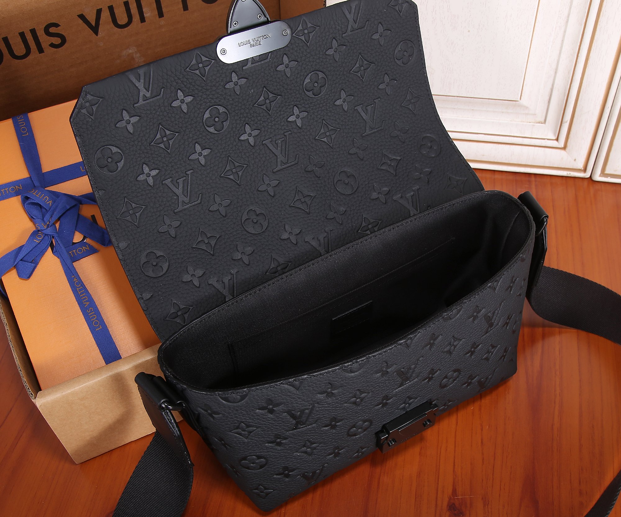 Louis Vuitton S-Cape Messenger Bag M23741 - Image 8