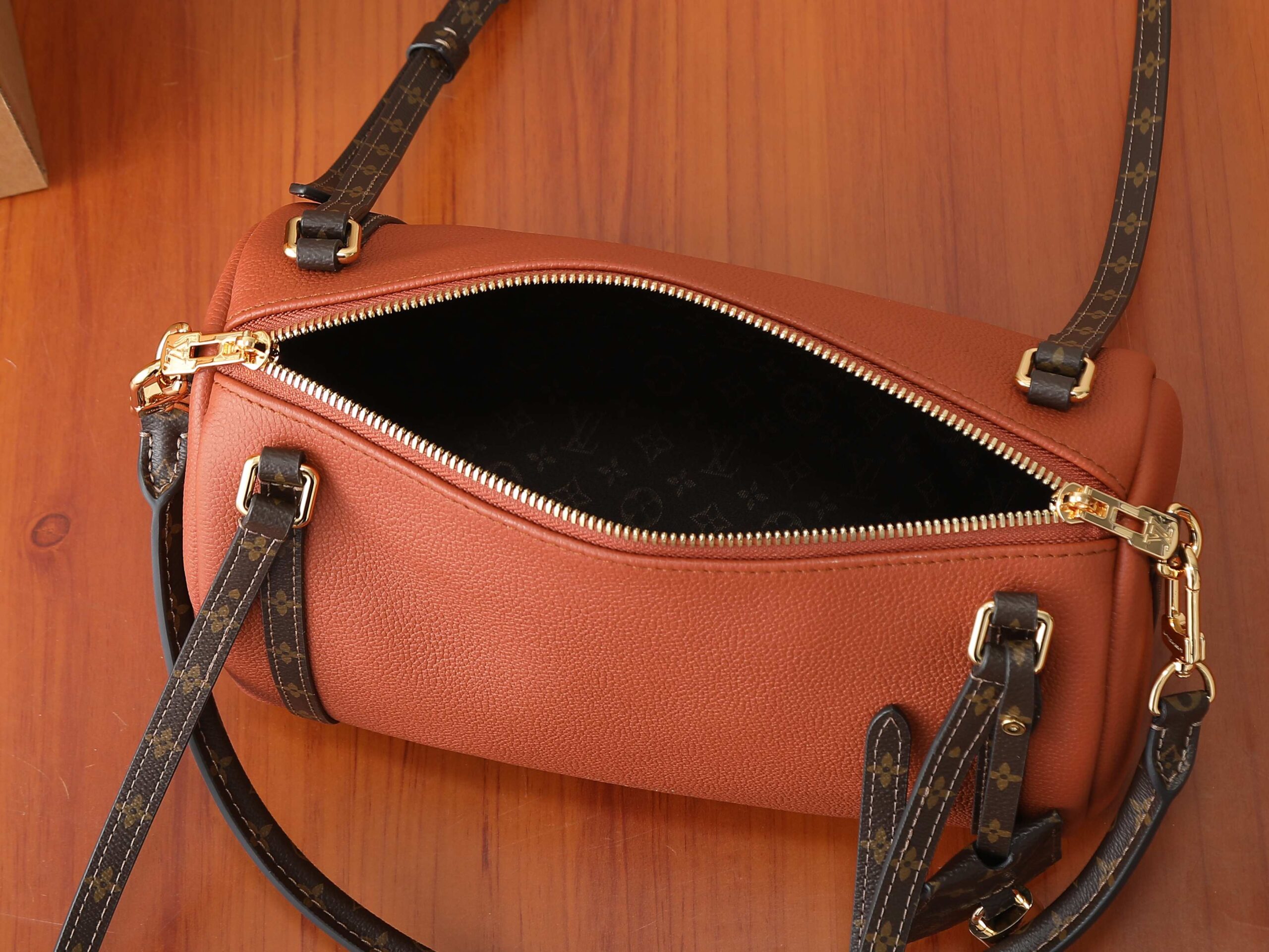 Louis Vuitton Express Small Handbag - Image 8