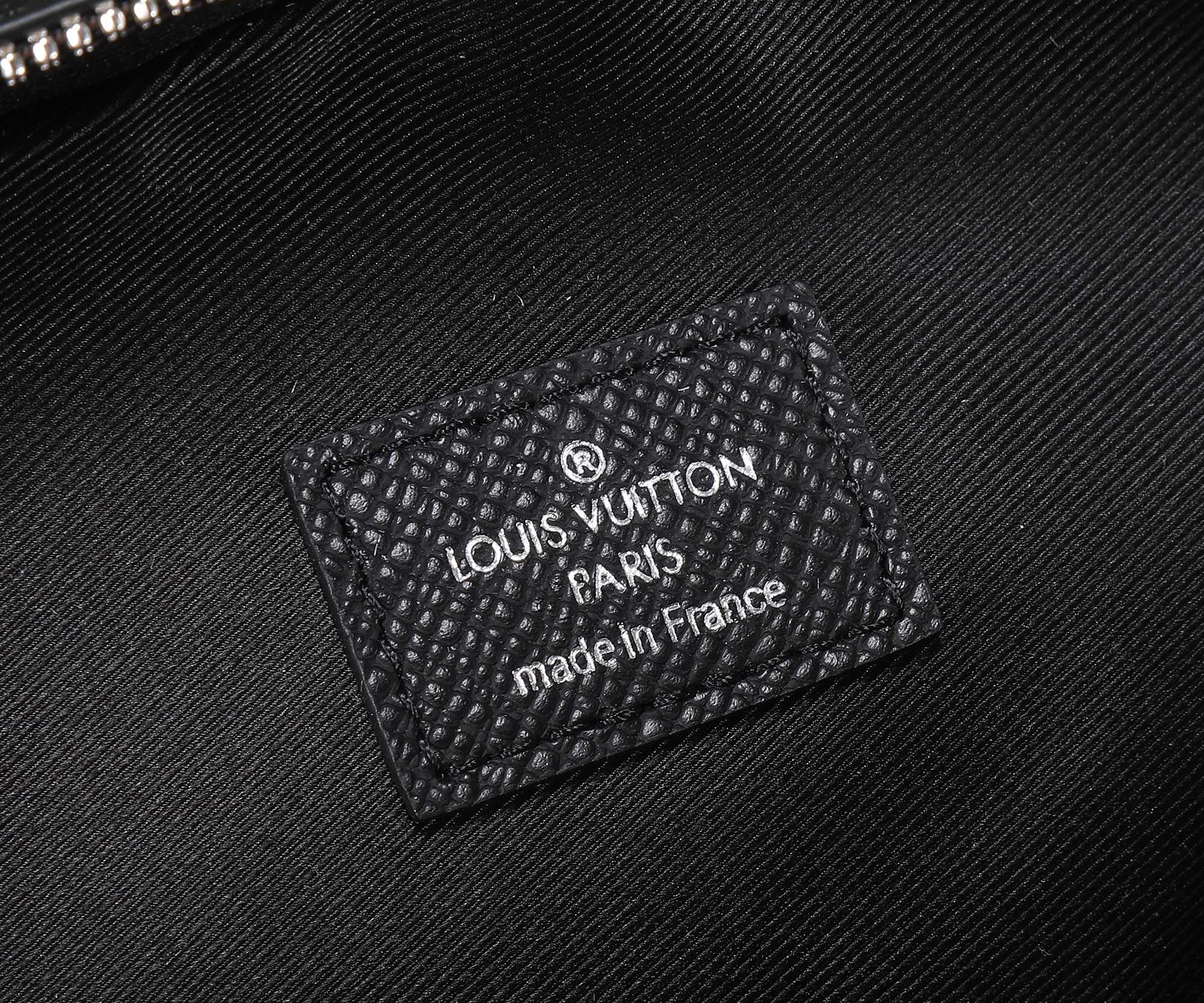 Avenue Taiga Leather Shoulder Bag M30863 - Image 8
