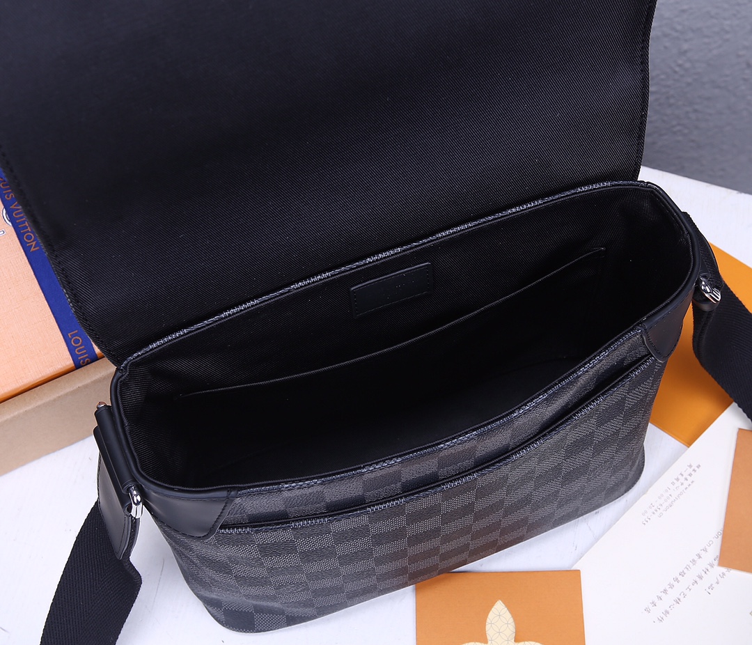 Louis Vuitton District Small Messenger Bag in Damier Graphite Canvas - Image 8