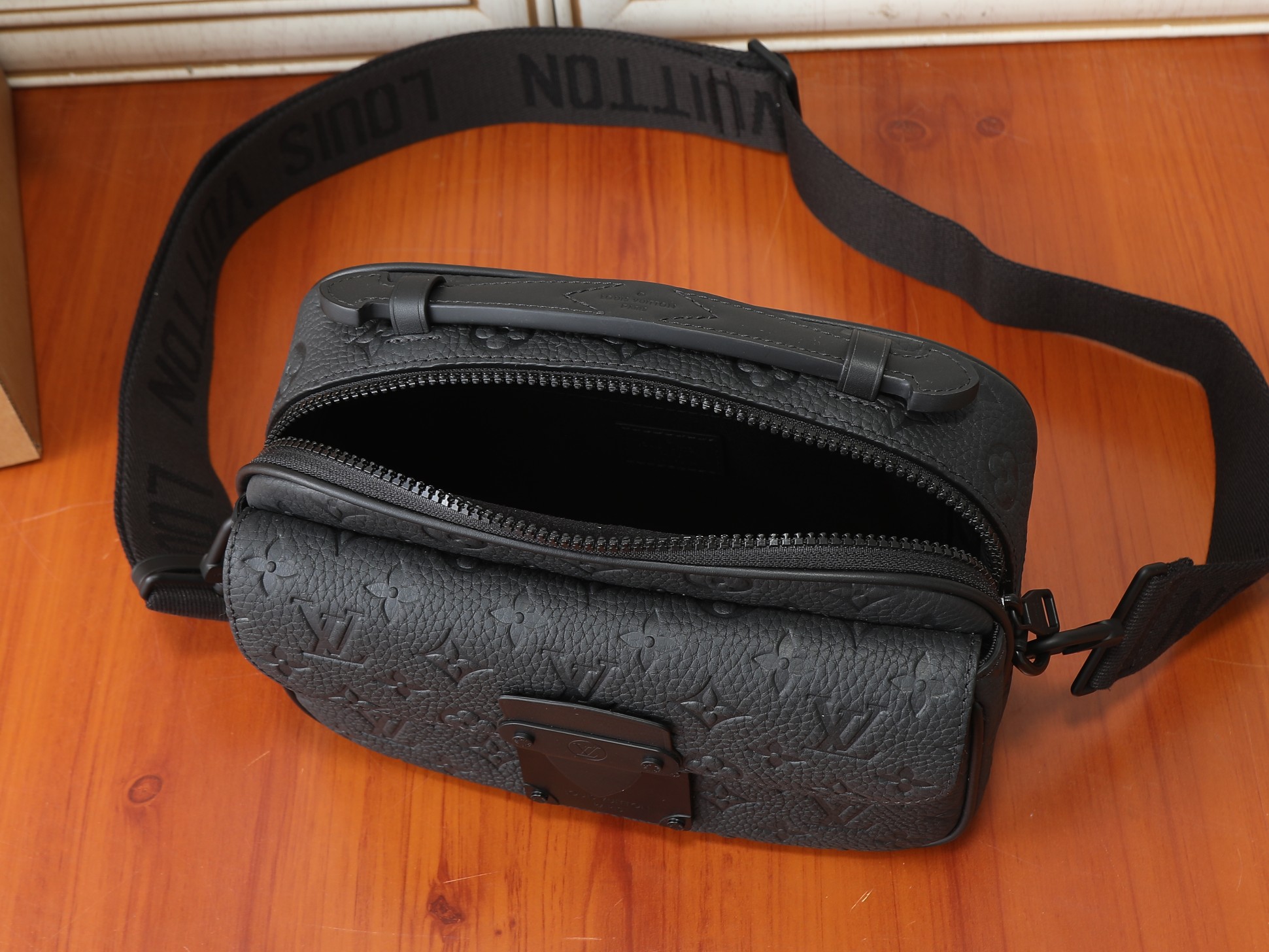 Louis Vuitton S Lock Messenger Bag M58489 - Image 8