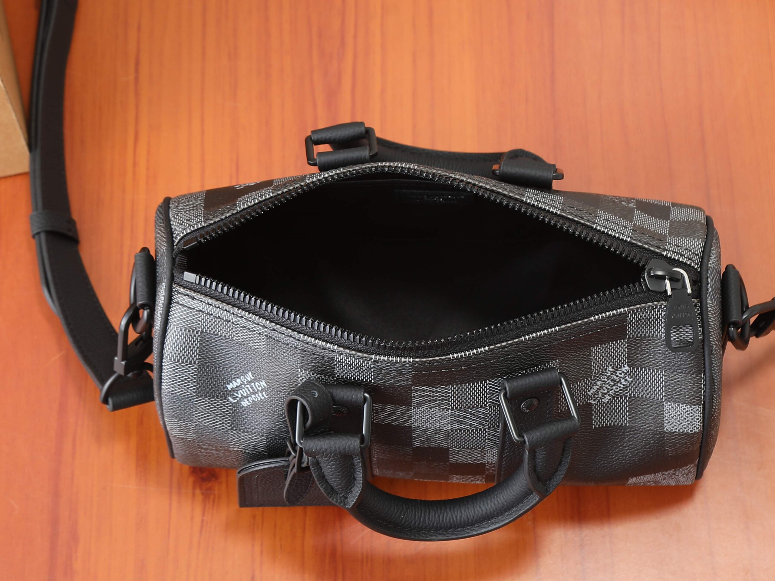 Louis Vuitton Keepall Bandoulière 25 Travel Bag in Damoflage Black - Image 8