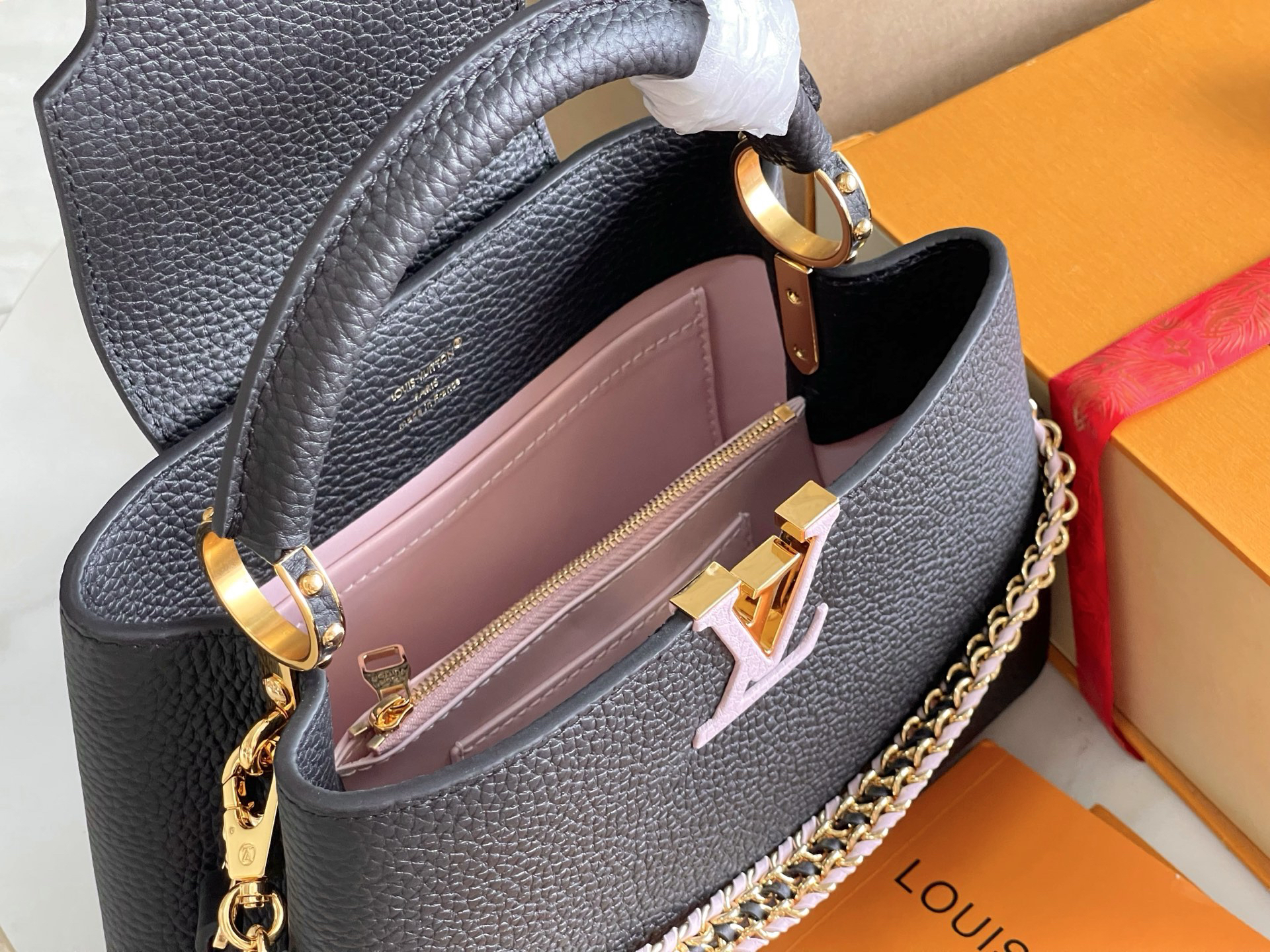 Louis Vuitton Capucines Small Handbag in Taurillon Leather - Image 8