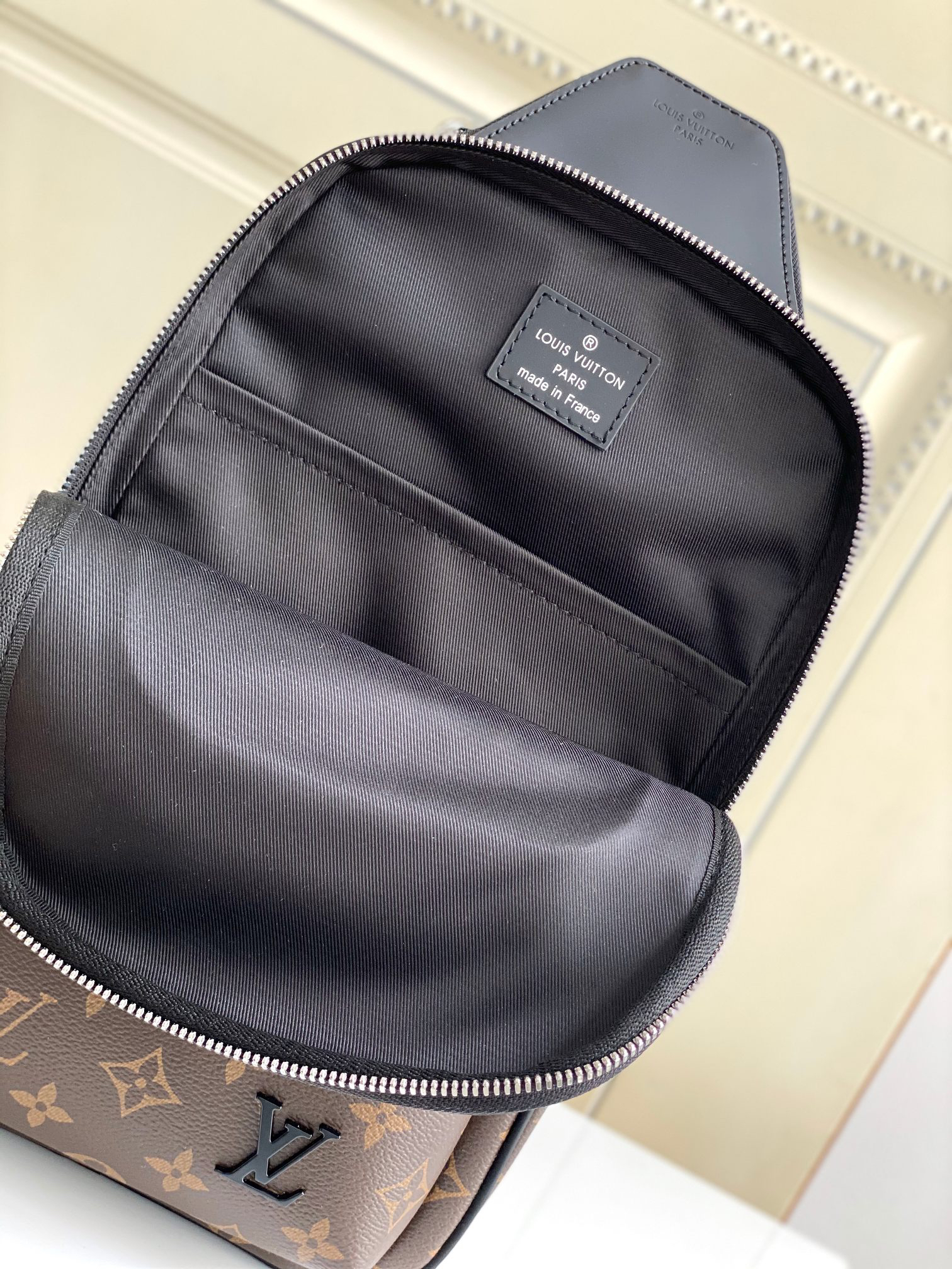 Avenue Damier Graphite Shoulder Bag - Image 8