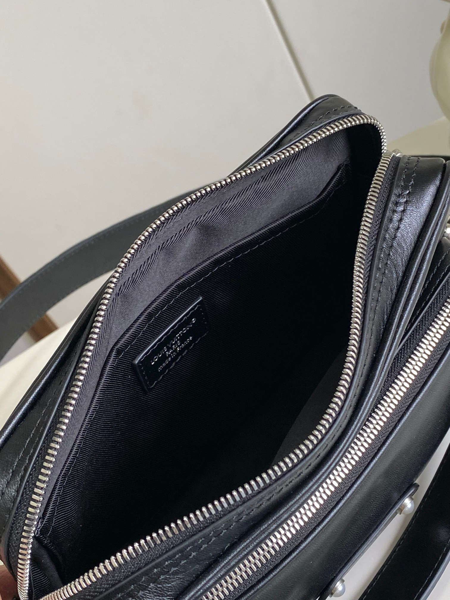 Louis Vuitton Nil Leather Crossbody Bag with LV Embellishment - Image 8