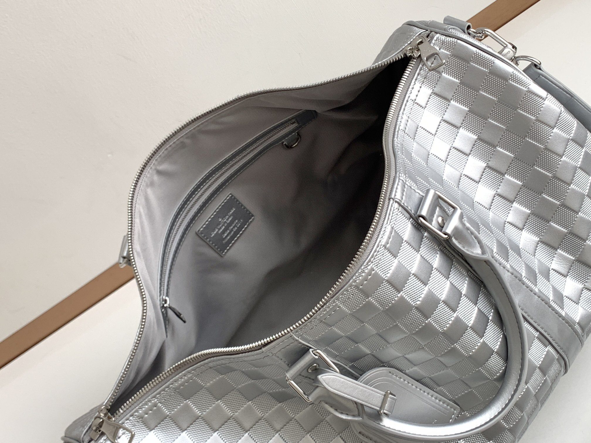 Louis Vuitton Keepall Bandoulière 50 Travel Bag in Silver Glitter Damier Leather - Image 8