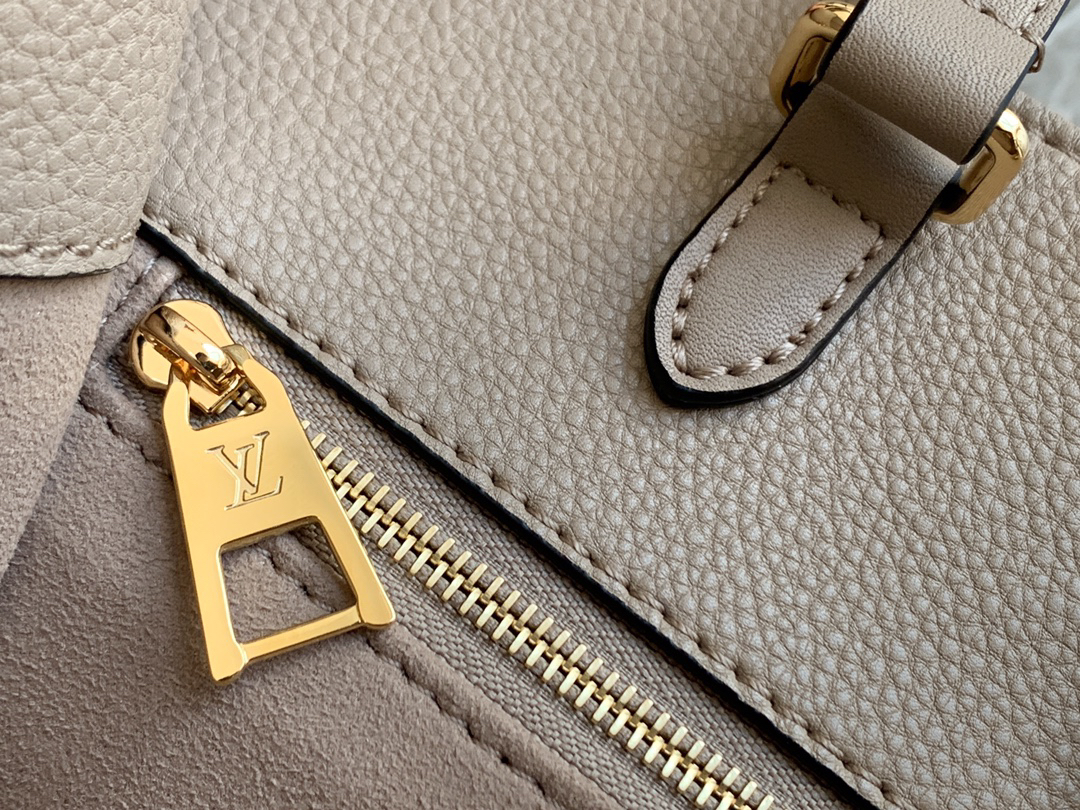 Louis Vuitton Onthego Small Tote Bag M45607 - Image 8