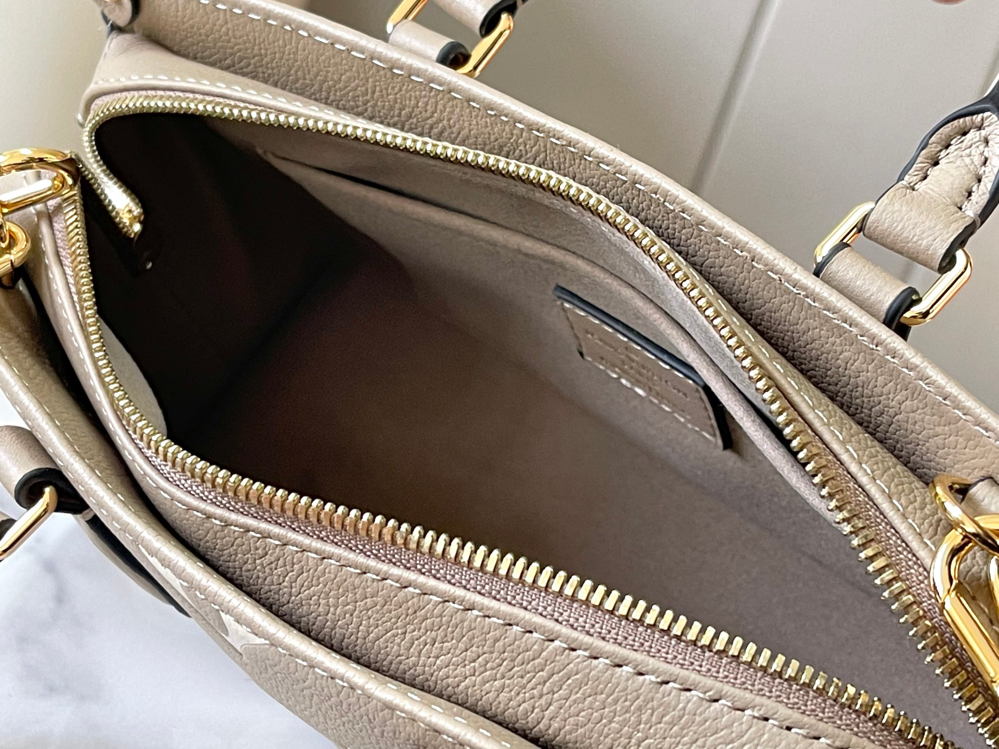 Louis Vuitton OnTheGo East West Handbag in Monogram Empreinte Leather - Image 8