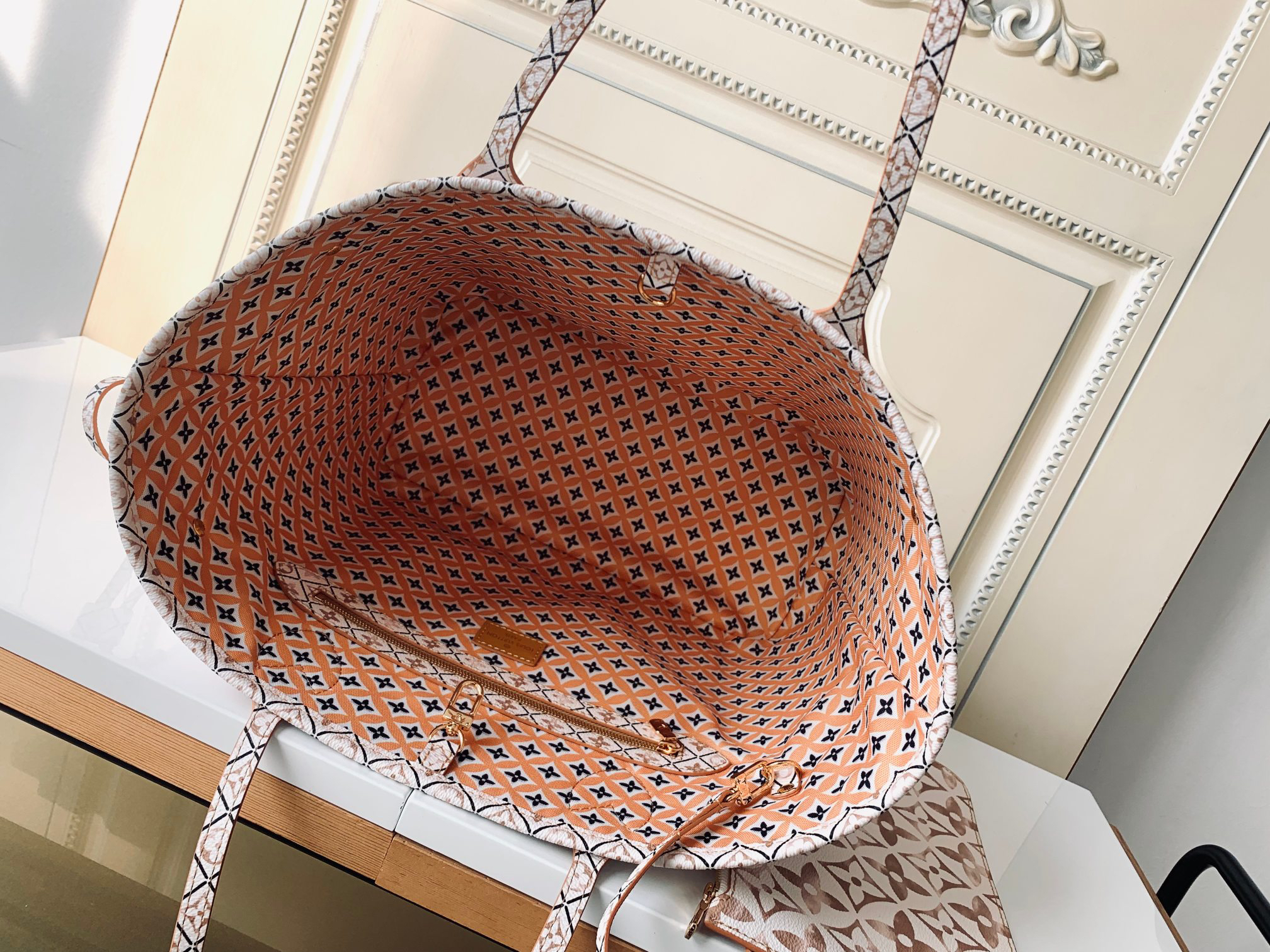 Louis Vuitton Neverfull Monogram Canvas Tote Bag with Detachable Zip Pouch - Image 8