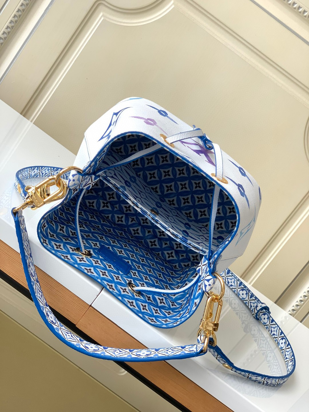 Louis Vuitton NeoNoe Bucket Shoulder Bag in Blue - Image 8