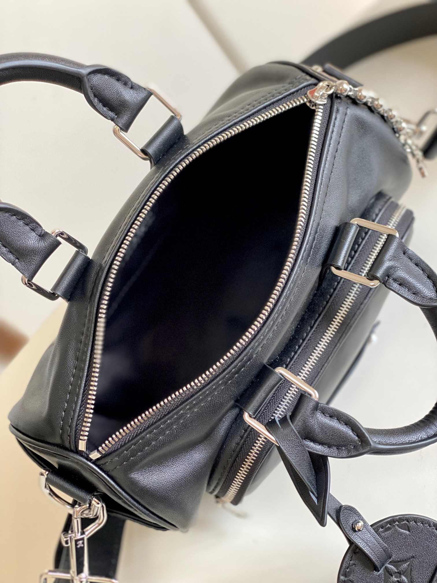 Louis Vuitton Keepall Bandoulière 25 Shoulder Bag - Image 8