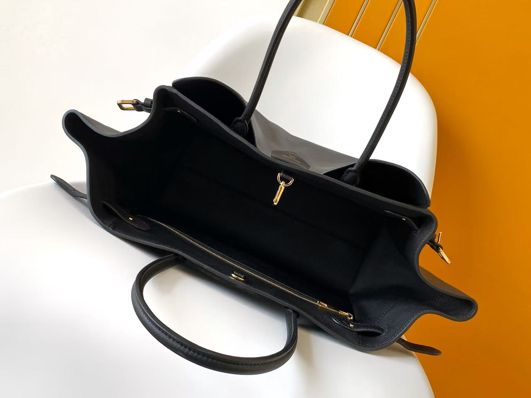 Vendôme Leather Handbag with Adjustable Side Straps - Image 8