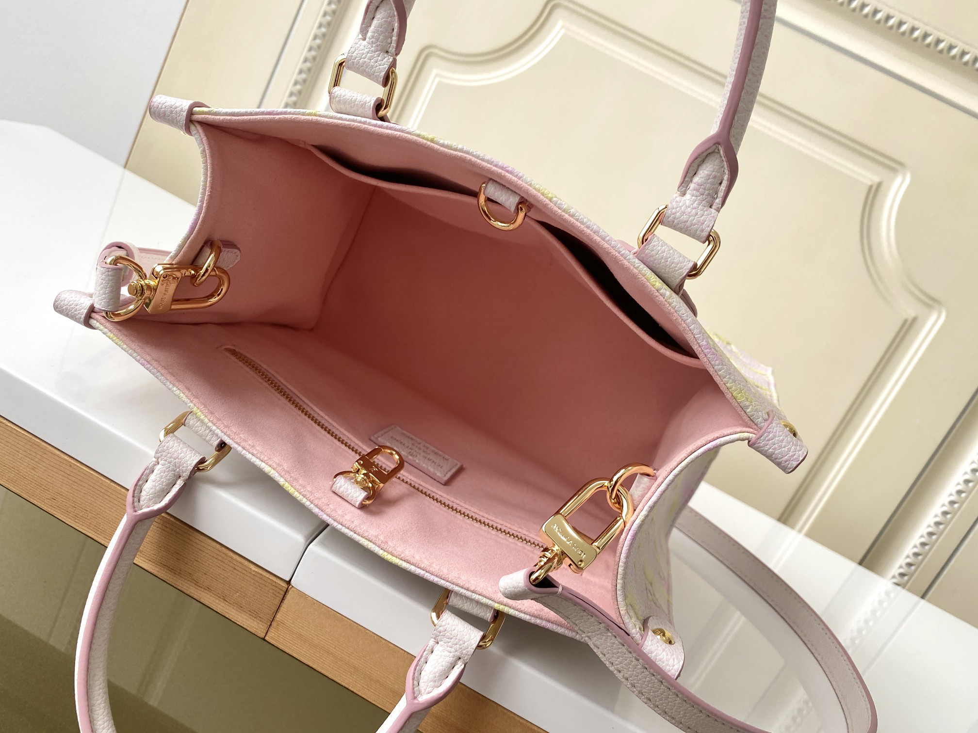 Louis Vuitton Onthego Small Tote Bag - Image 8