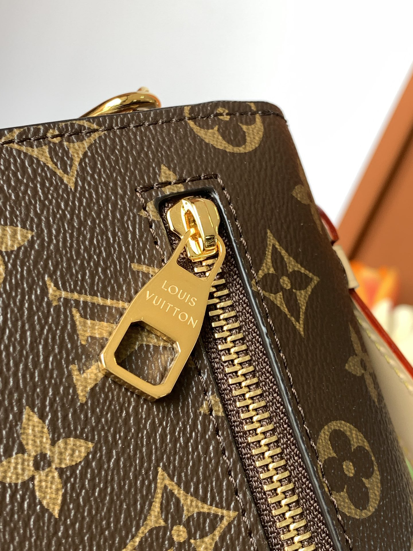 Pochette Métis Leather Crossbody Bag - Image 8