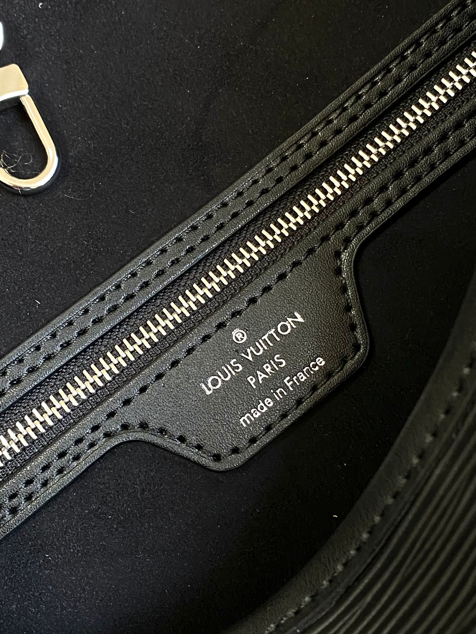 Louis Vuitton Neverfull Medium Tote Bag in Black Epi Leather - Image 8