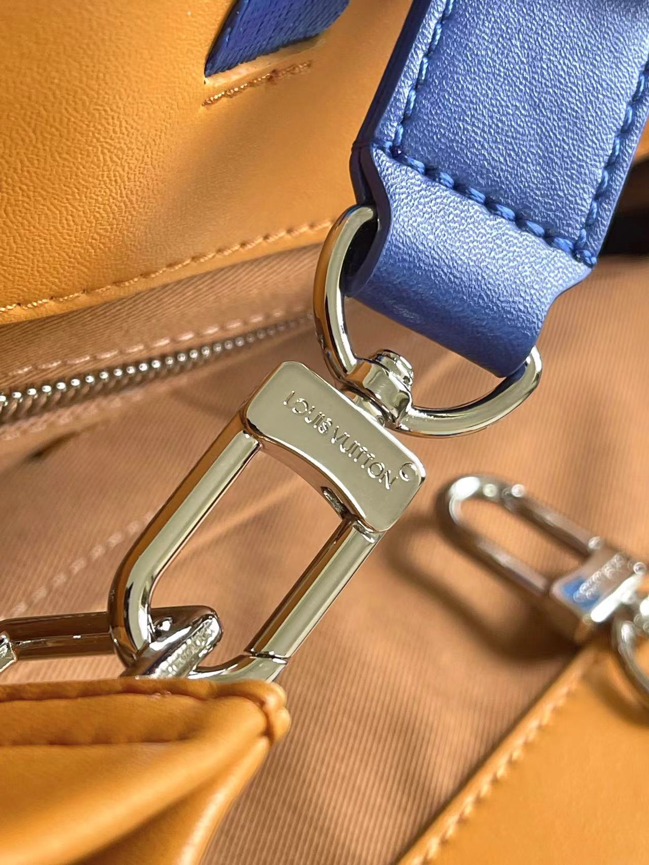 Louis Vuitton Leather Handbag M24457 - Image 8