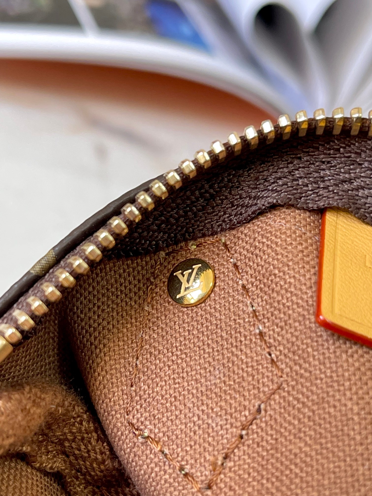 Louis Vuitton Speedy Handbag M81085 - Image 8