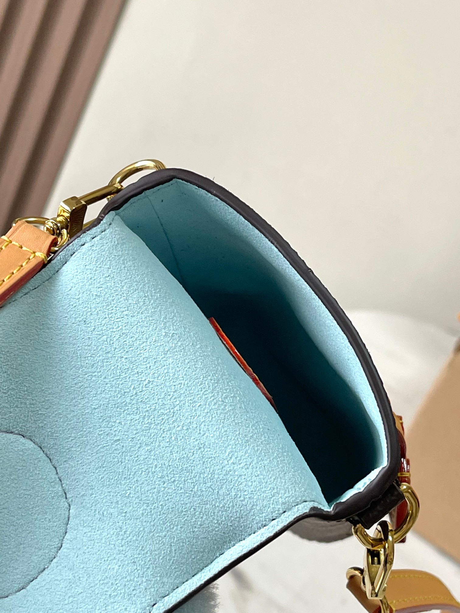 VIVIENNE Leather Phone Crossbody Bag M12269 - Image 8