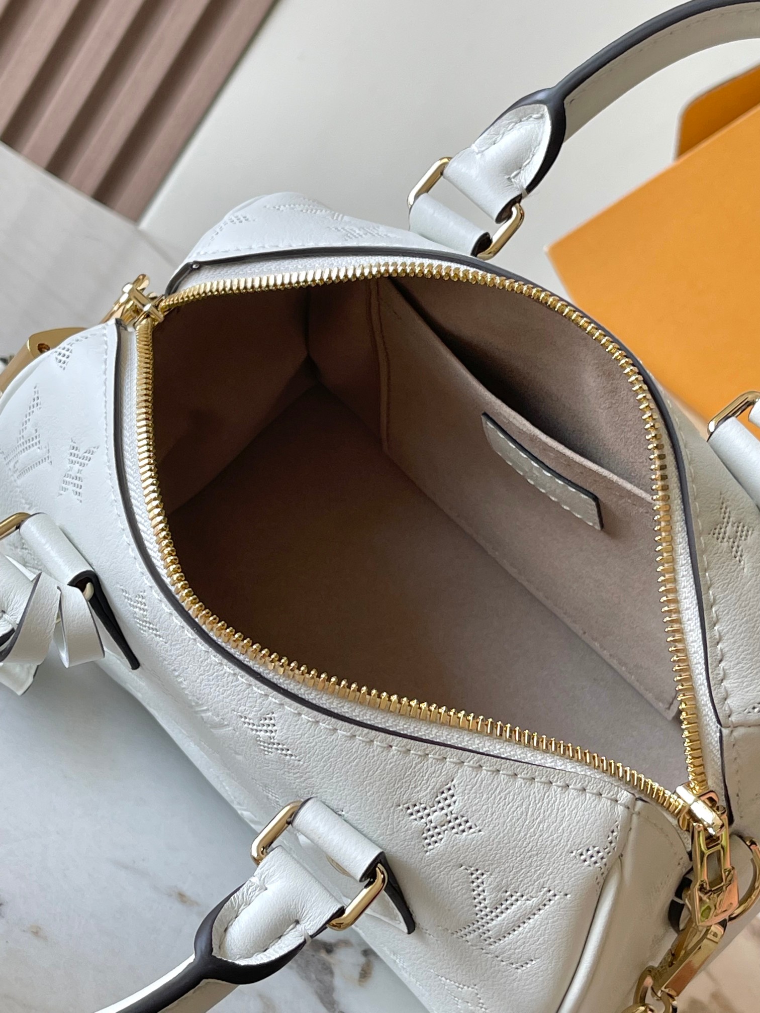 Speedy Bandouliere 20 Handbag - Image 8