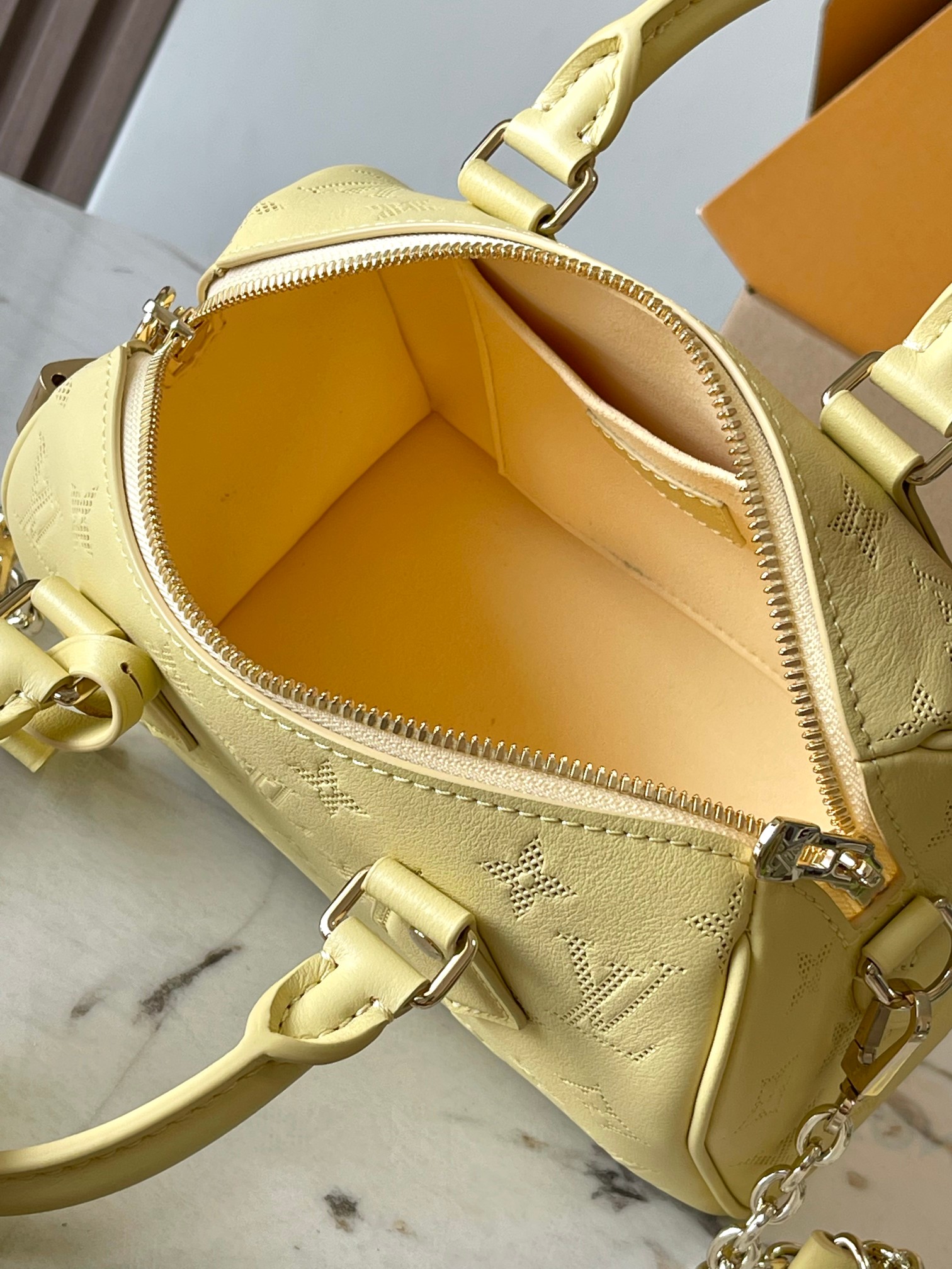 Speedy Bandoulière 20 Handbag - Image 8