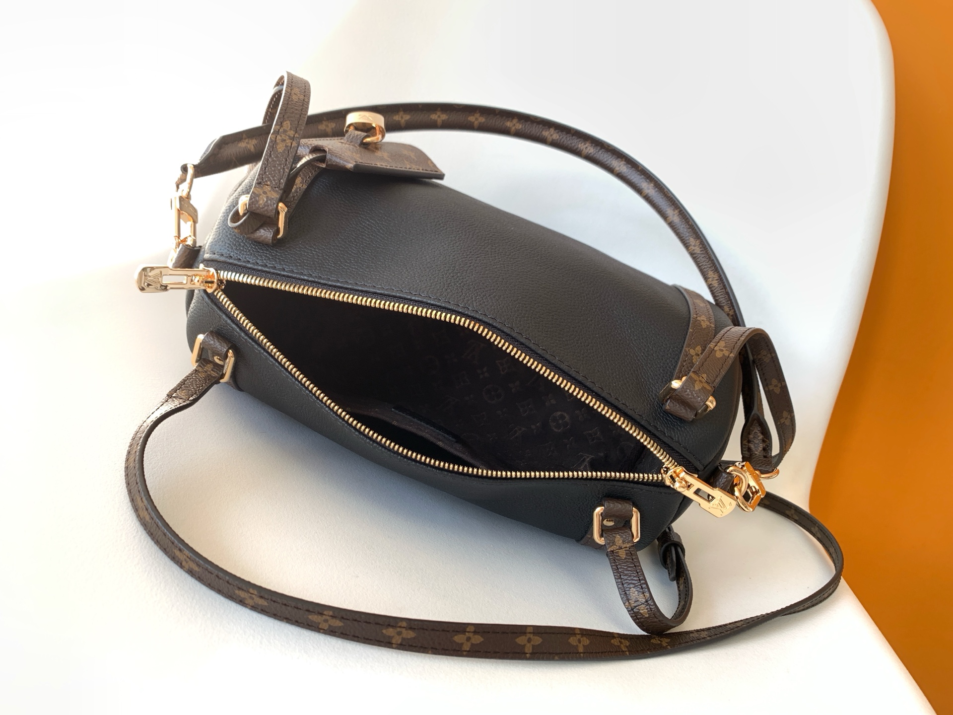 Louis Vuitton Express Small Black Cowhide Crossbody Bag - Image 8
