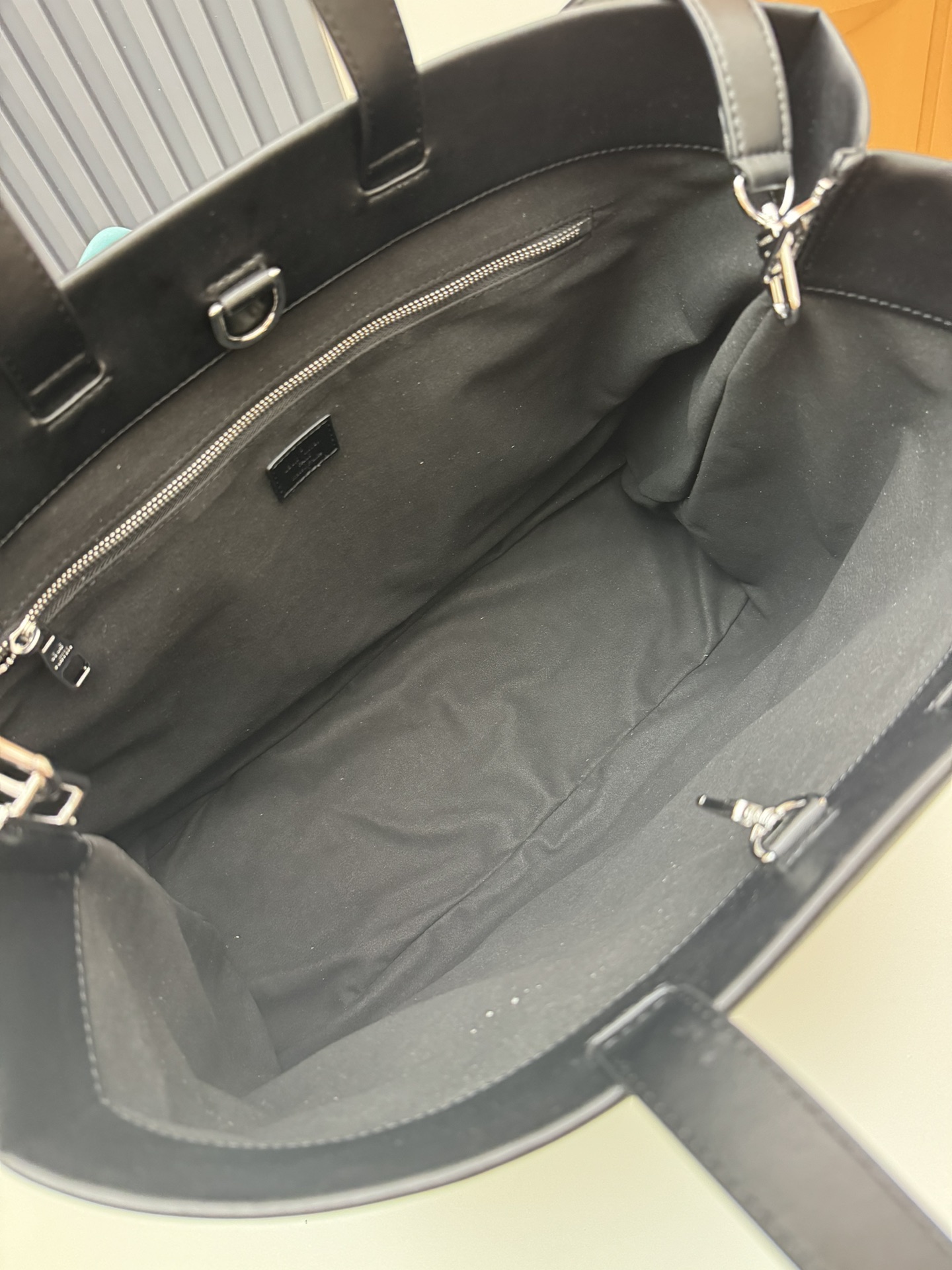 Louis Vuitton M24457 Medium Leather Tote Bag - Image 8