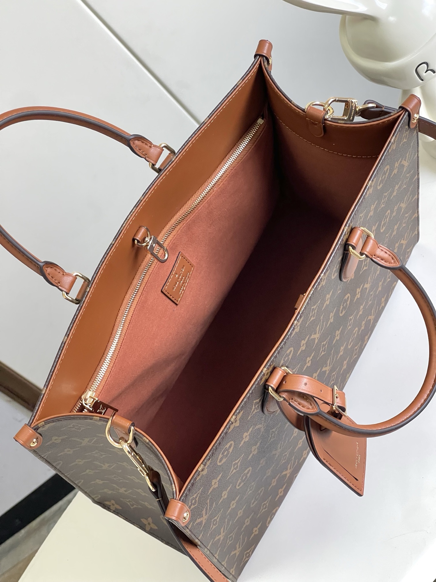 Louis Vuitton Onthego Organizer Tote Bag - Image 8