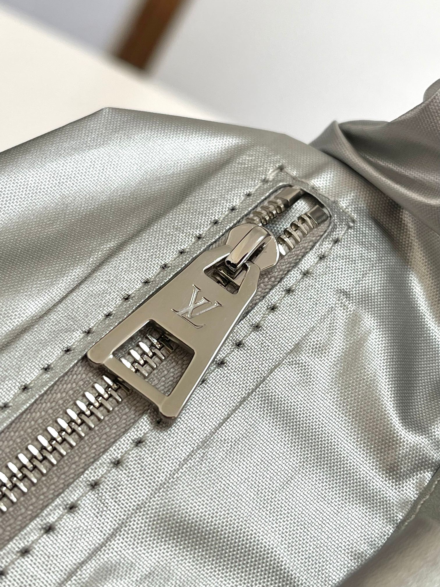 Louis Vuitton OnTheGo Medium Tote Bag in Silver Monogram Canvas - Image 8