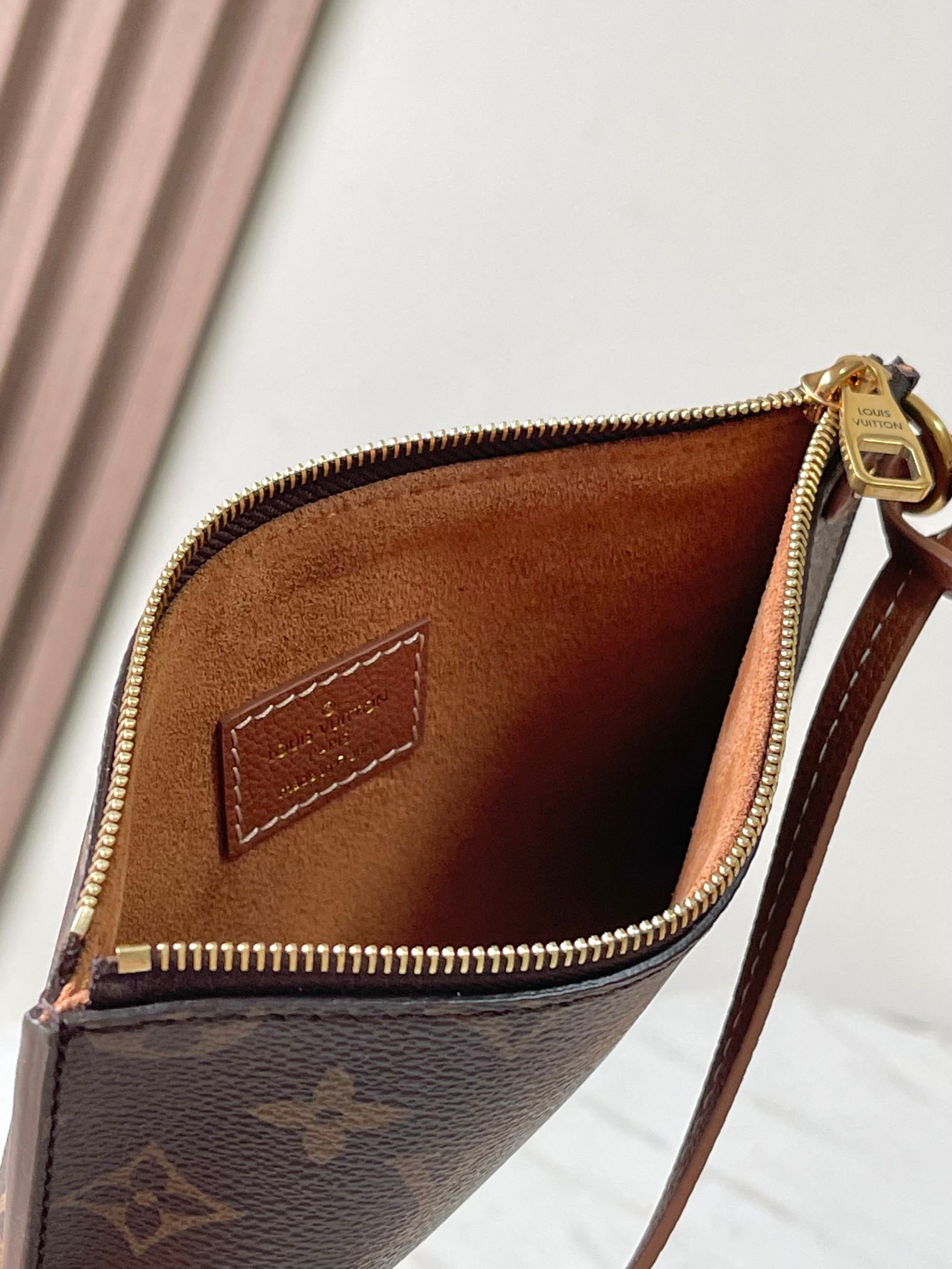 Low Key Cabas Medium Handbag - Image 8