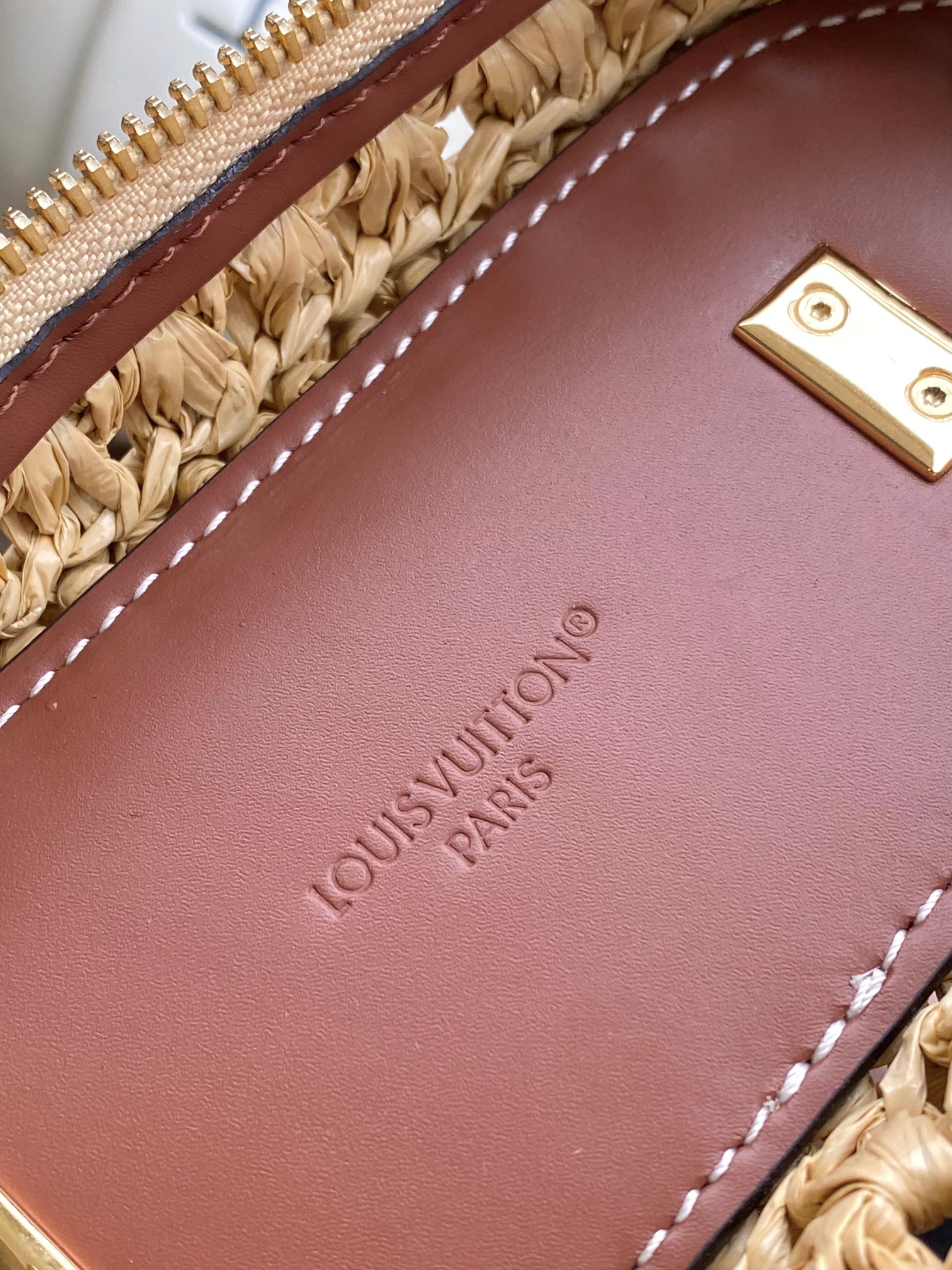 Vanity Chain Pouch Handbag - Image 8