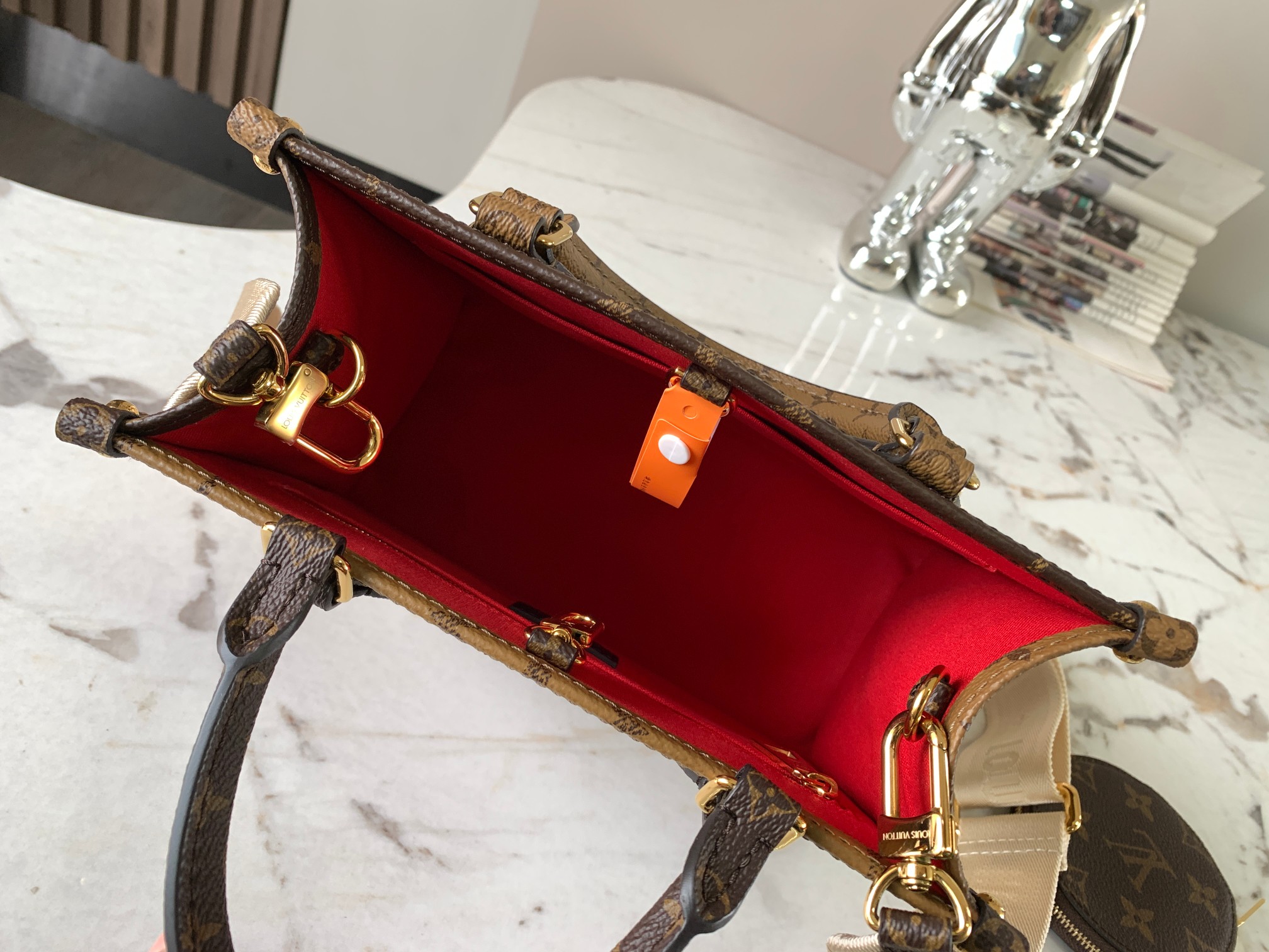 Louis Vuitton Onthego Small Handbag - Image 8