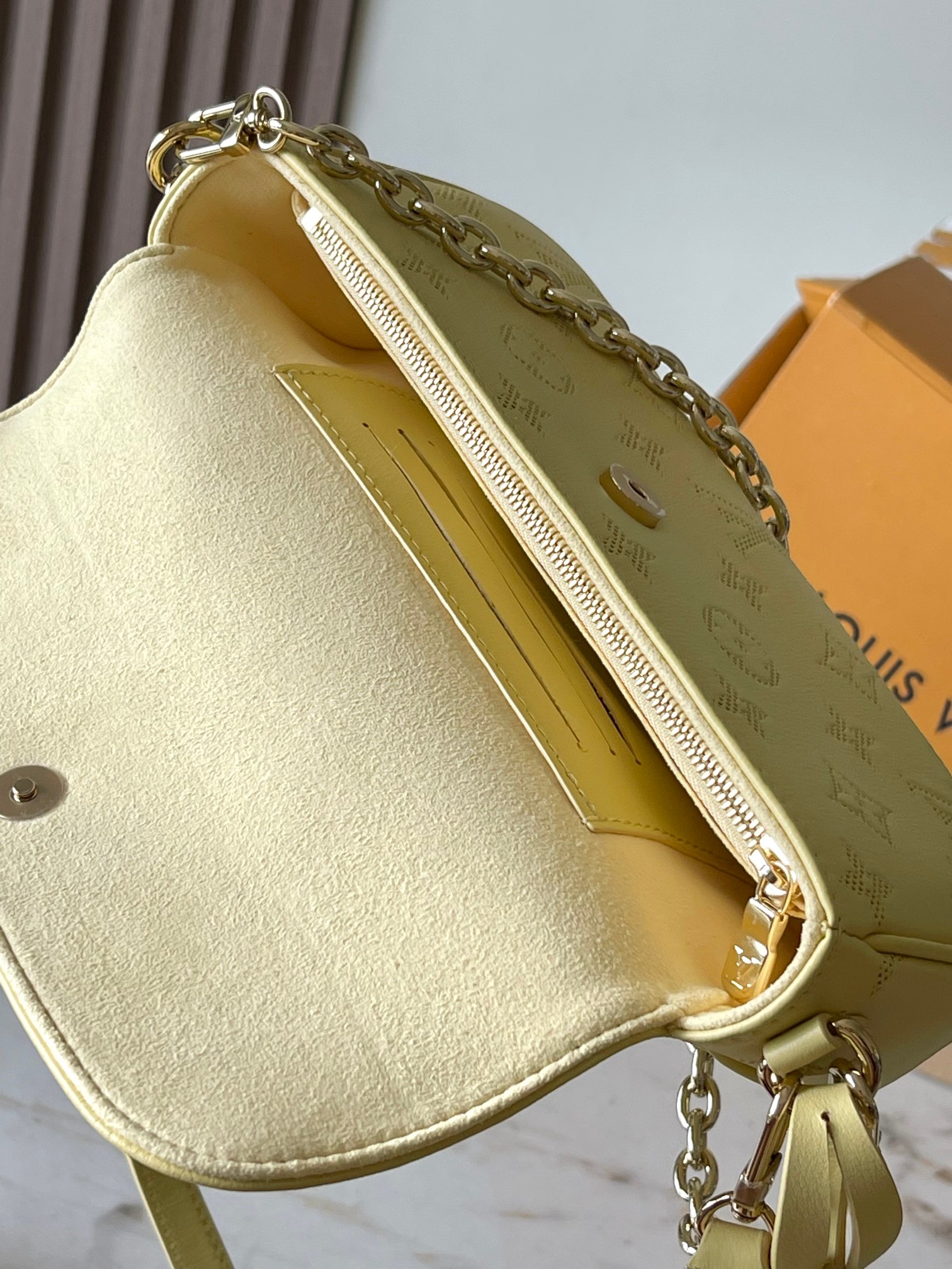 Sac Recoleta Handbag in Pink Perforated Leather - Image 8