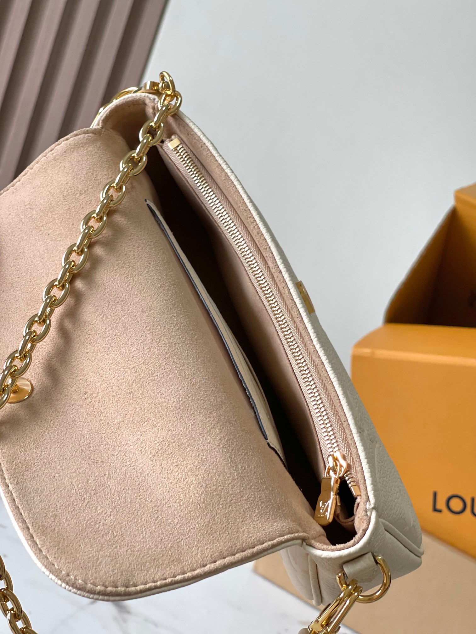 Wallet On Chain Crossbody Bag - Image 8