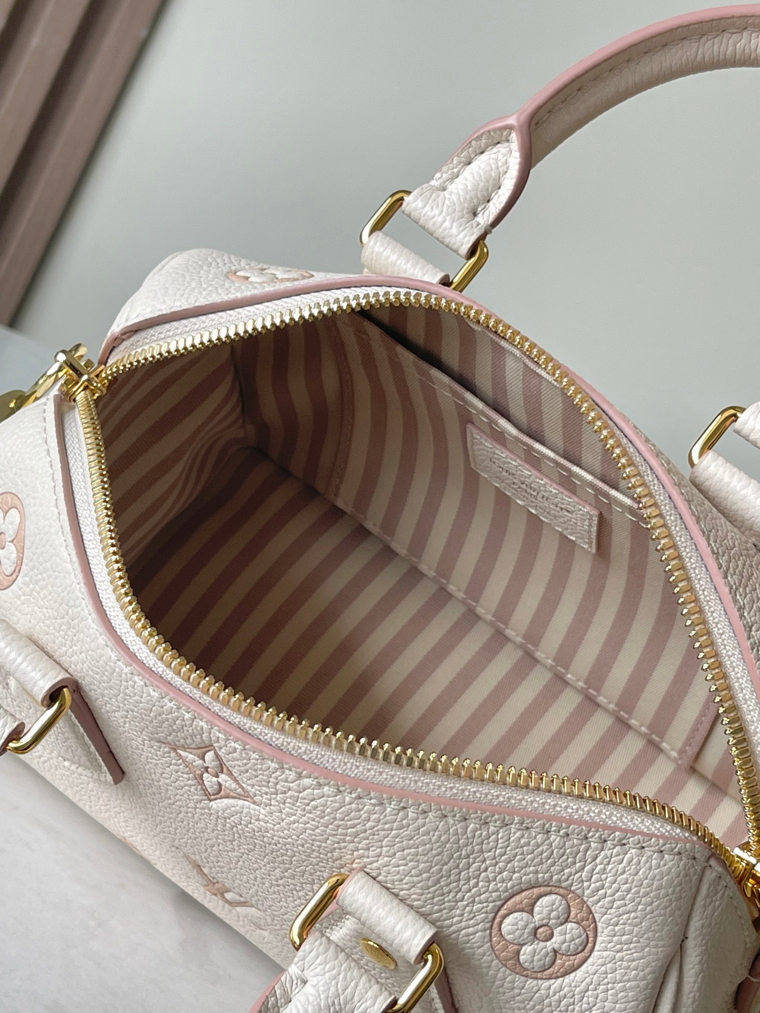 Speedy Bandoulière 20 Leather Crossbody Bag - Image 8
