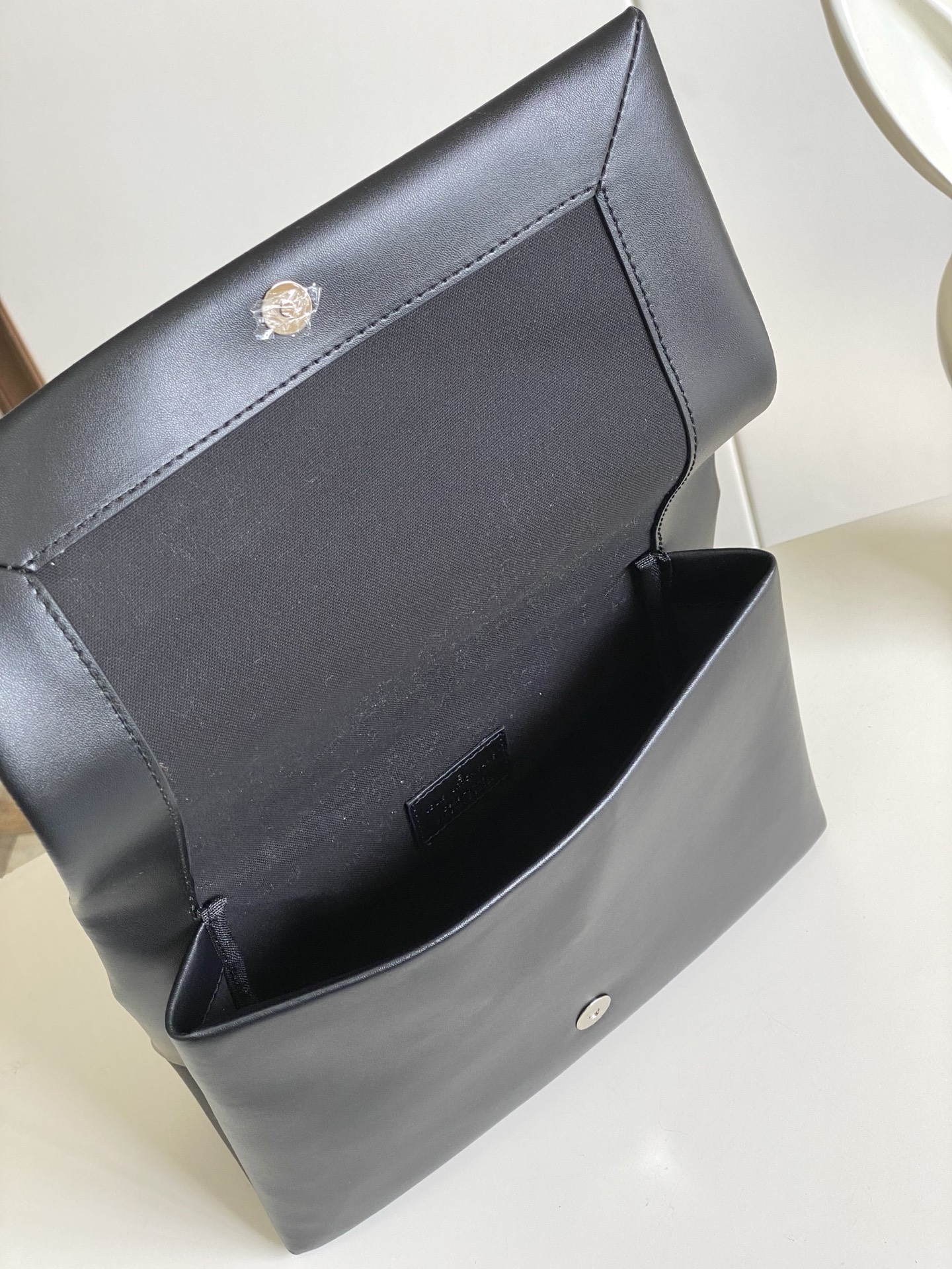 Louis Vuitton Medium Leather Handbag with Detachable Shoulder Strap - Image 8