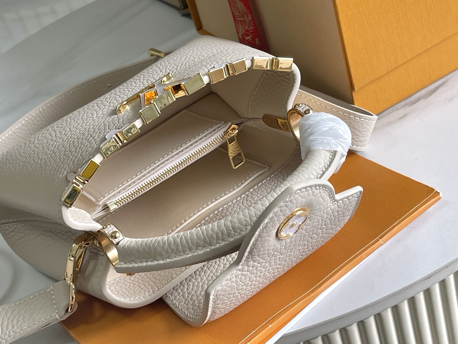 Louis Vuitton Capucines BB Handbag - Image 8