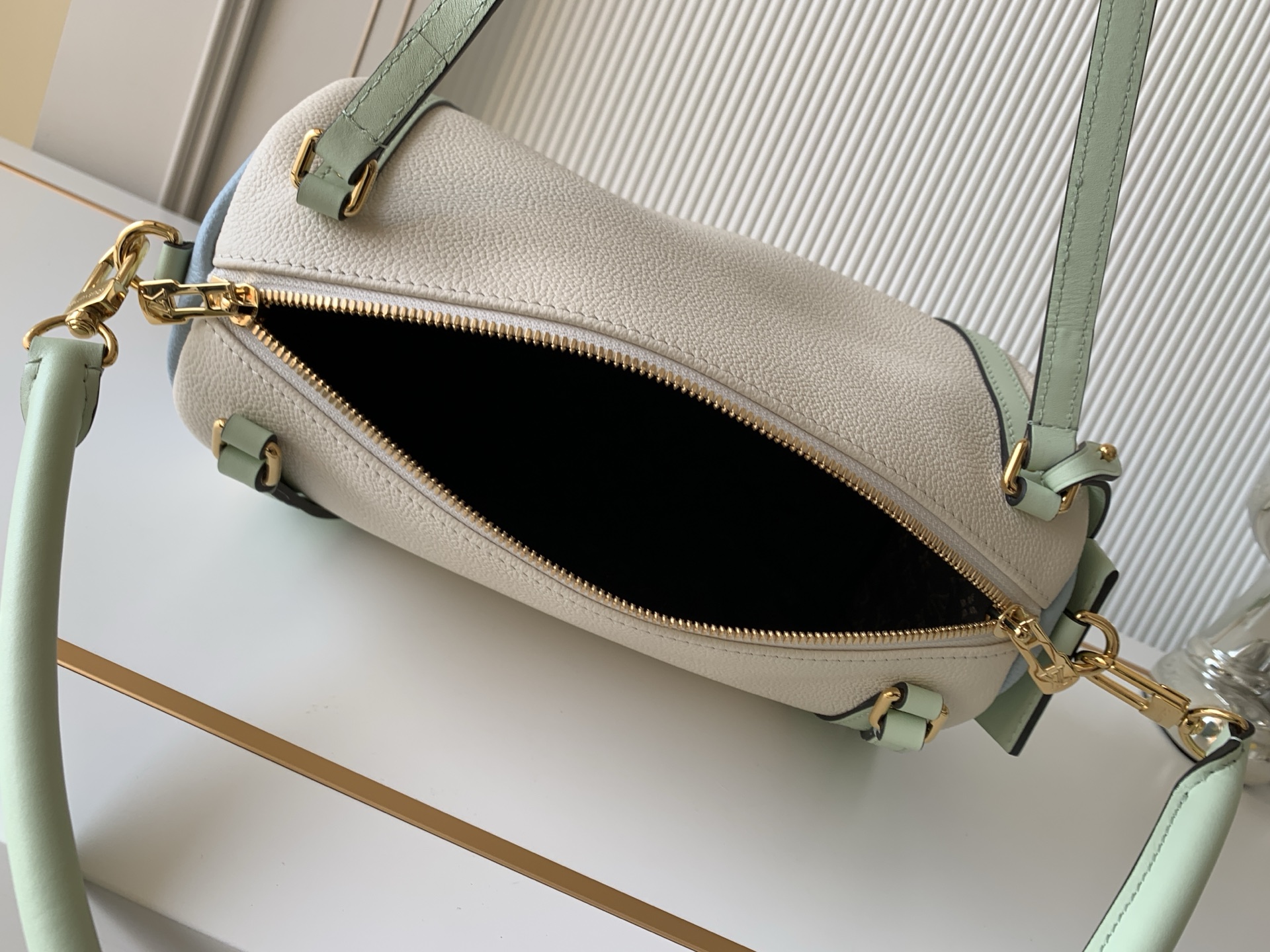 Louis Vuitton Express Small Handbag M26905 - Image 8