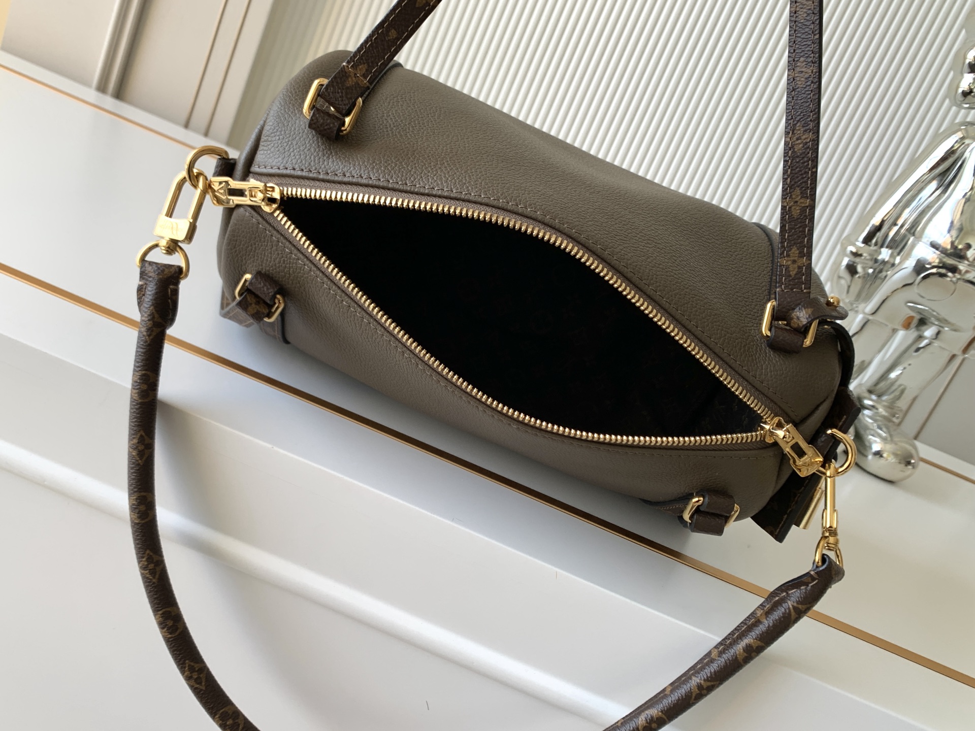 Louis Vuitton Express Small Handbag - Image 8