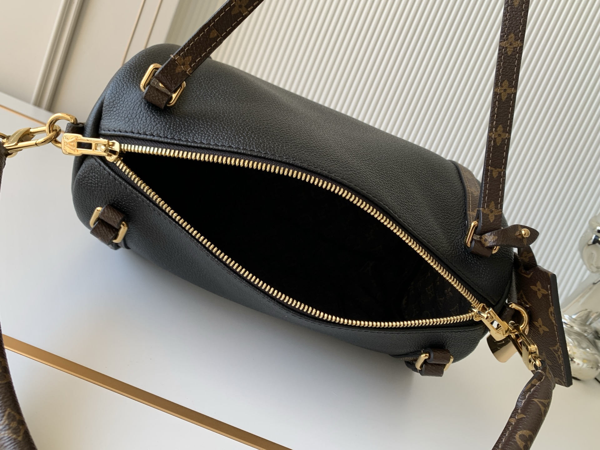 Louis Vuitton Express Small Handbag M26039 in Black Cowhide Leather - Image 8