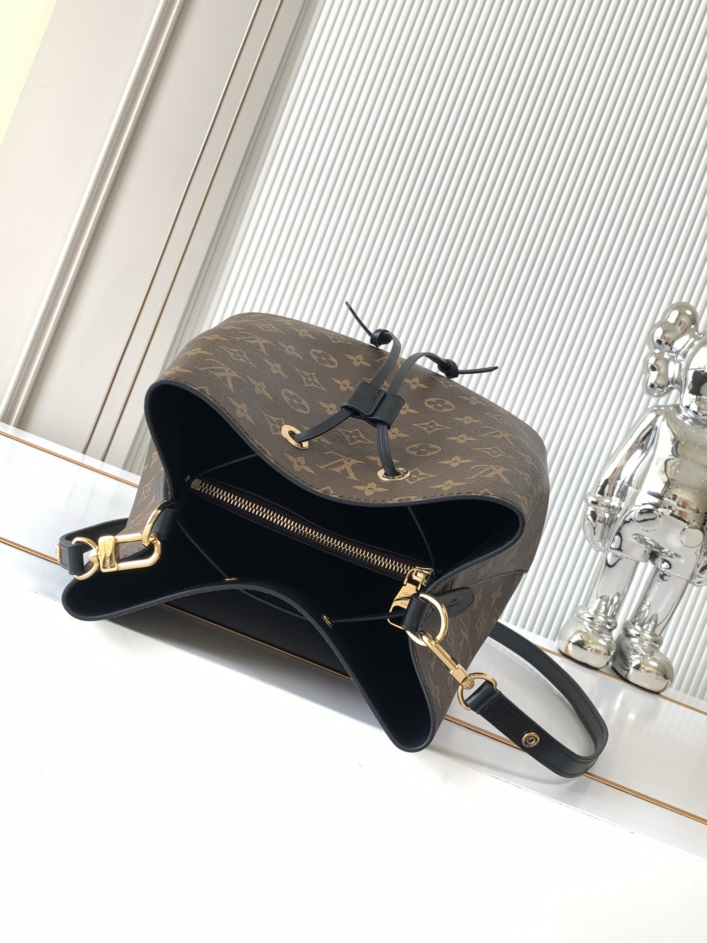 Louis Vuitton NeoNoe Monogram Shoulder Bag - Image 8