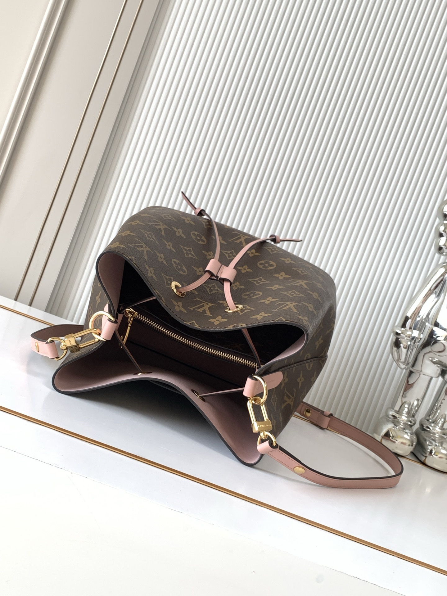 Louis Vuitton NéoNoé Monogram Bucket Bag - Image 8