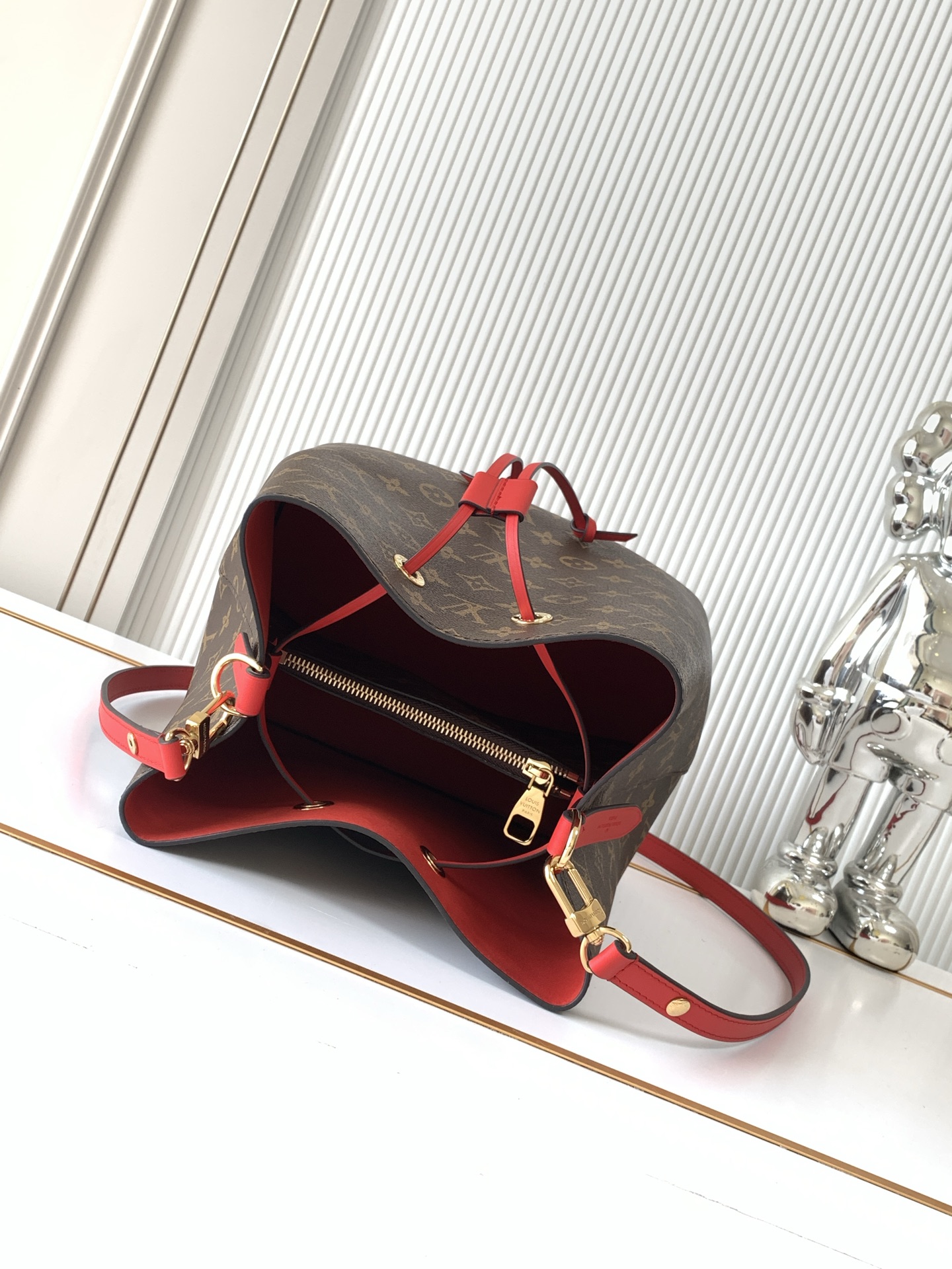 Louis Vuitton NéoNoé Monogram Shoulder Bag - Image 8