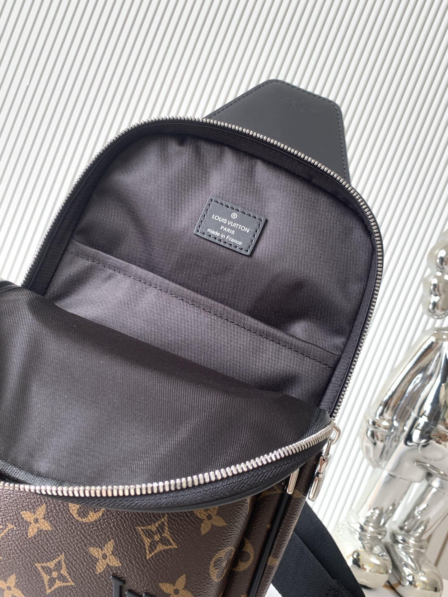 Avenue Shoulder Bag in Damier Graphite Canvas – M46327 - Image 8