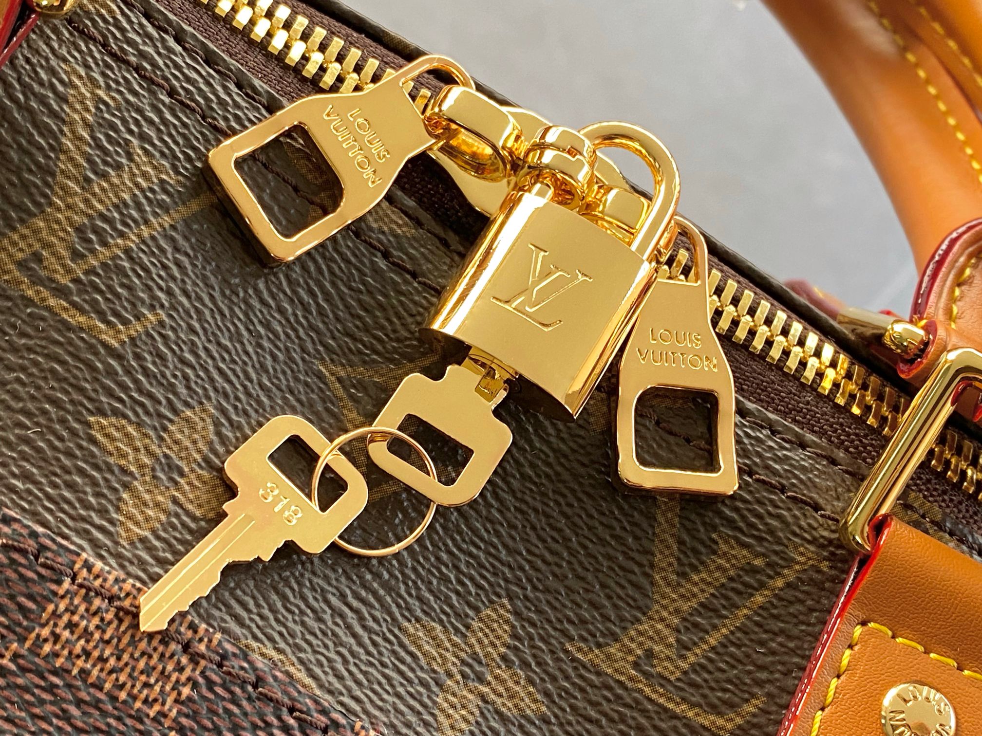 Louis Vuitton Keepall Bandoulière 50 Travel Bag - Image 8