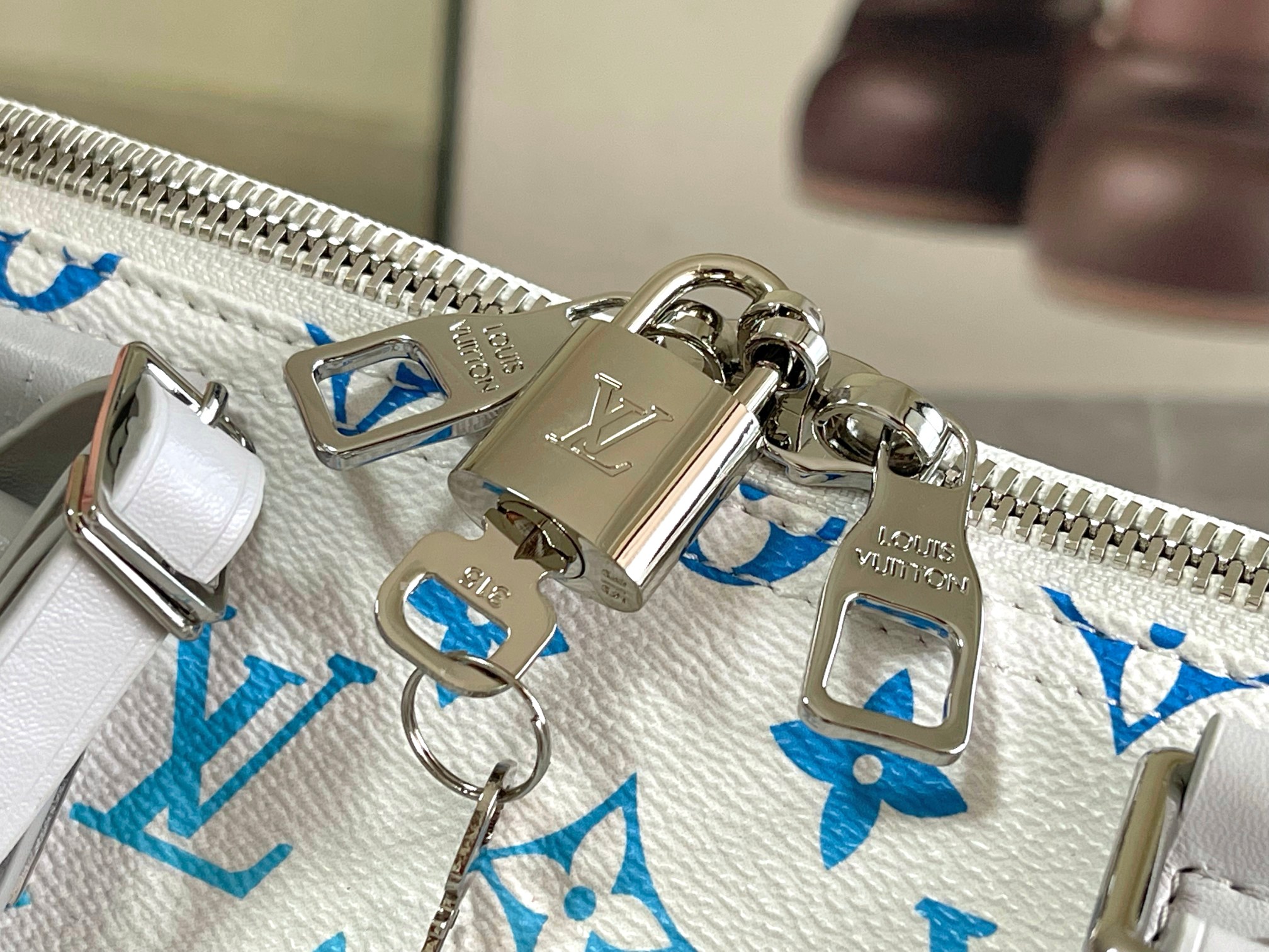 Louis Vuitton Keepall Bandoulière 55 Travel Bag - Image 8